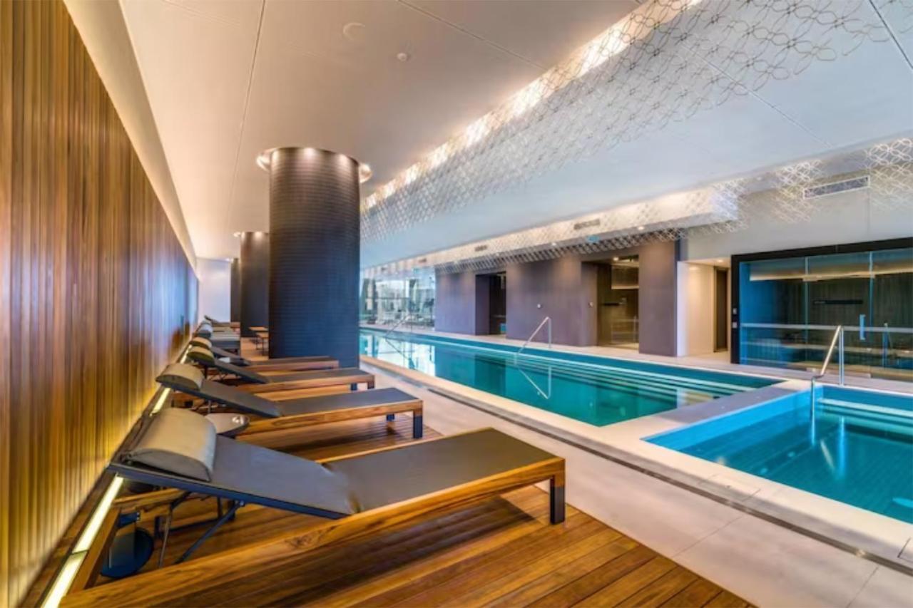 Fantastic Views At Luxury Prima Pearl Tower Apartment Melbourne