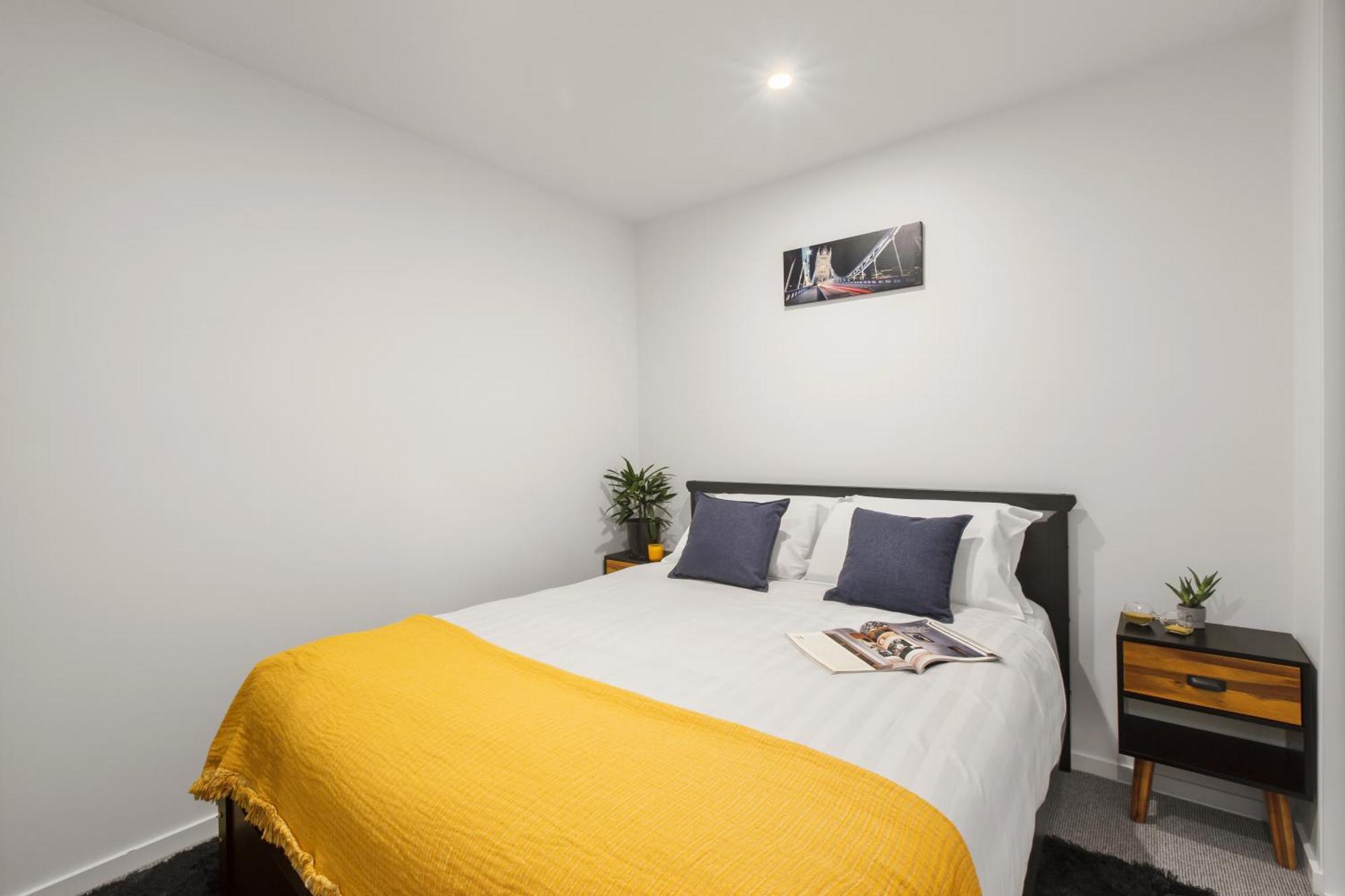 Simplicity - Modern Inner-city Living Apartment *
