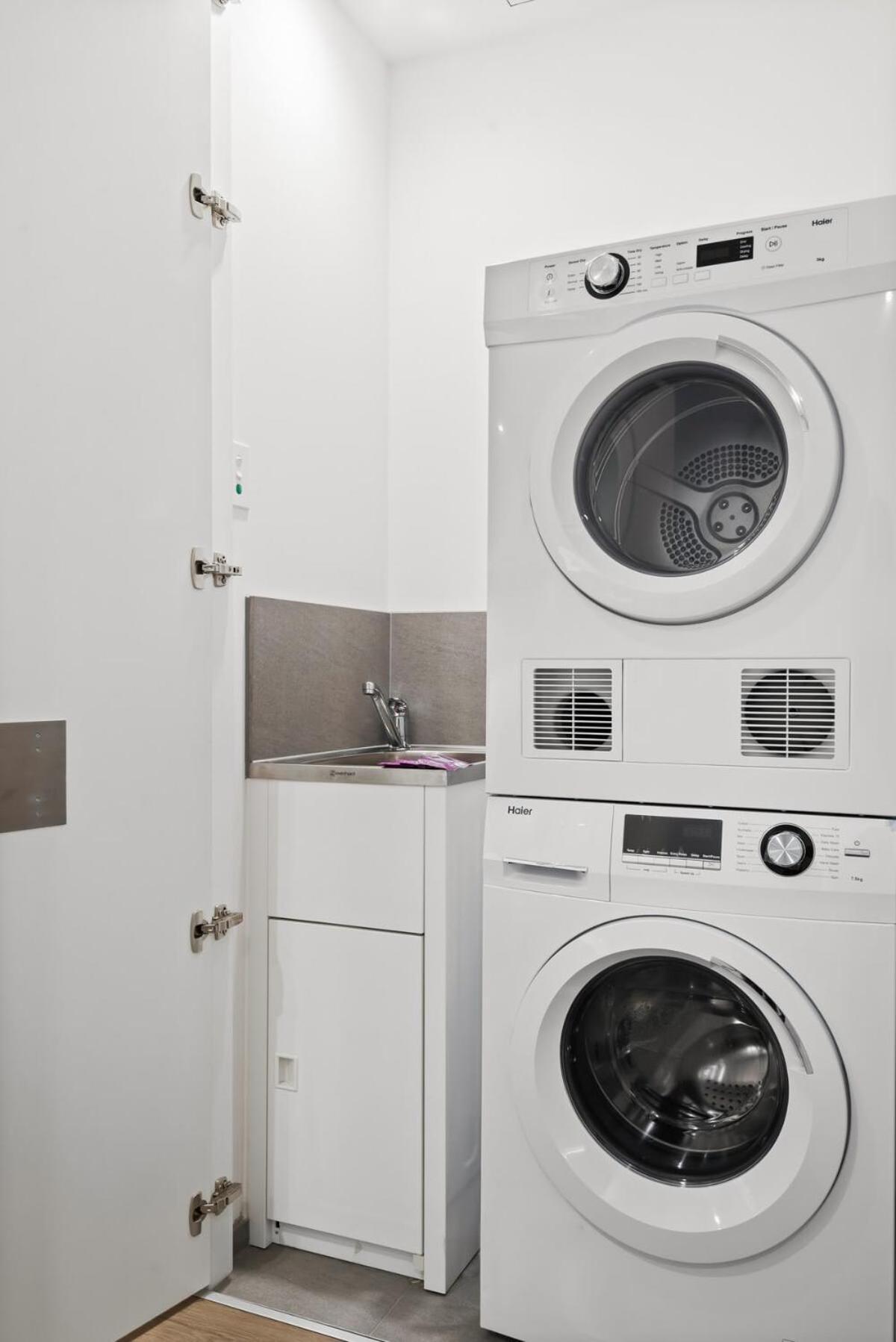 Apartment Contemporary 2-bed Unit Melbourne