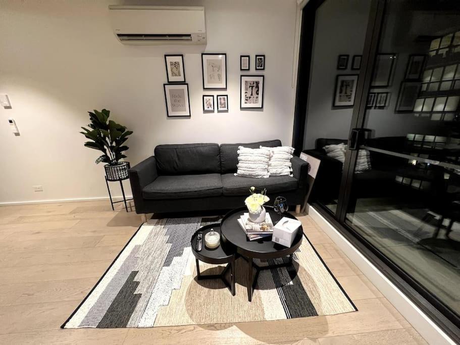 Homestay Free Parking Private In Docklands - Amazing View - Shared Washroom - With Host