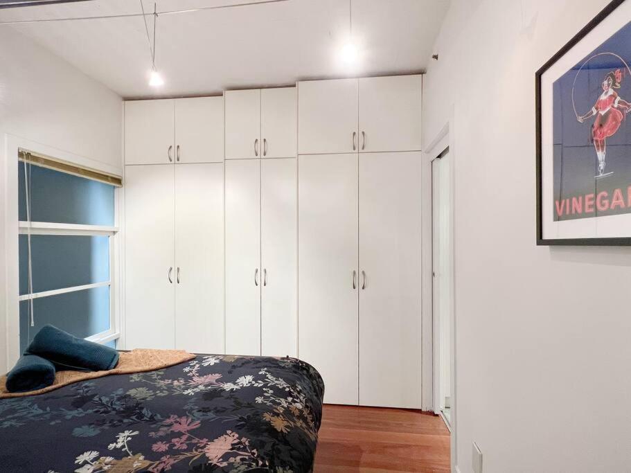 Warehouse Conversion Set 100 Metres From Bridge Rd Apartment *