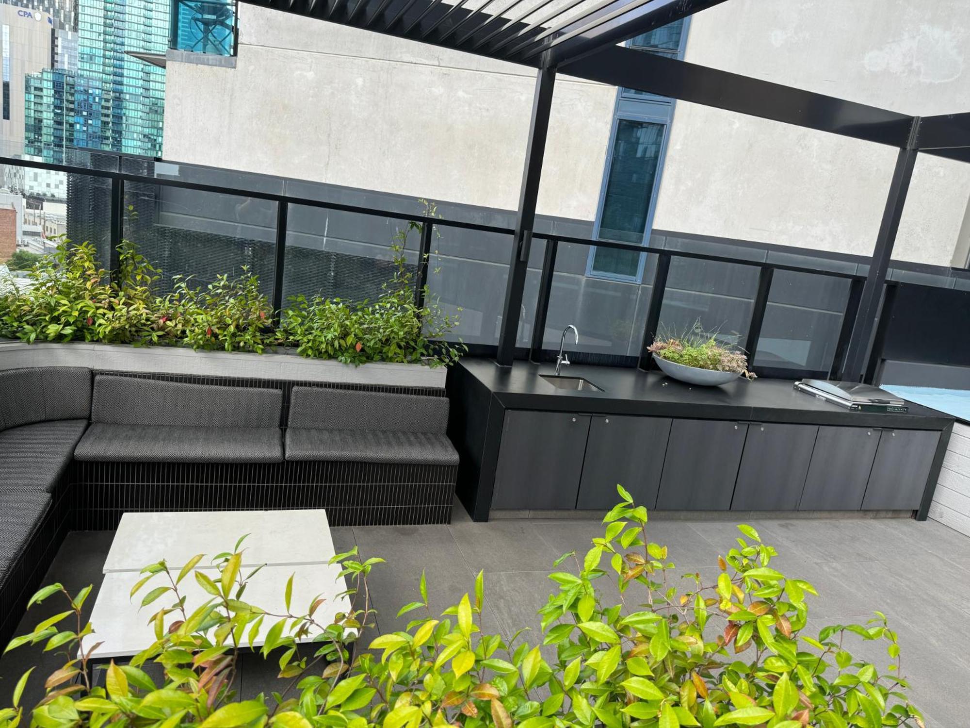 Elegant City Escape 2Br Retreat With Pool, Gym Apartment Melbourne