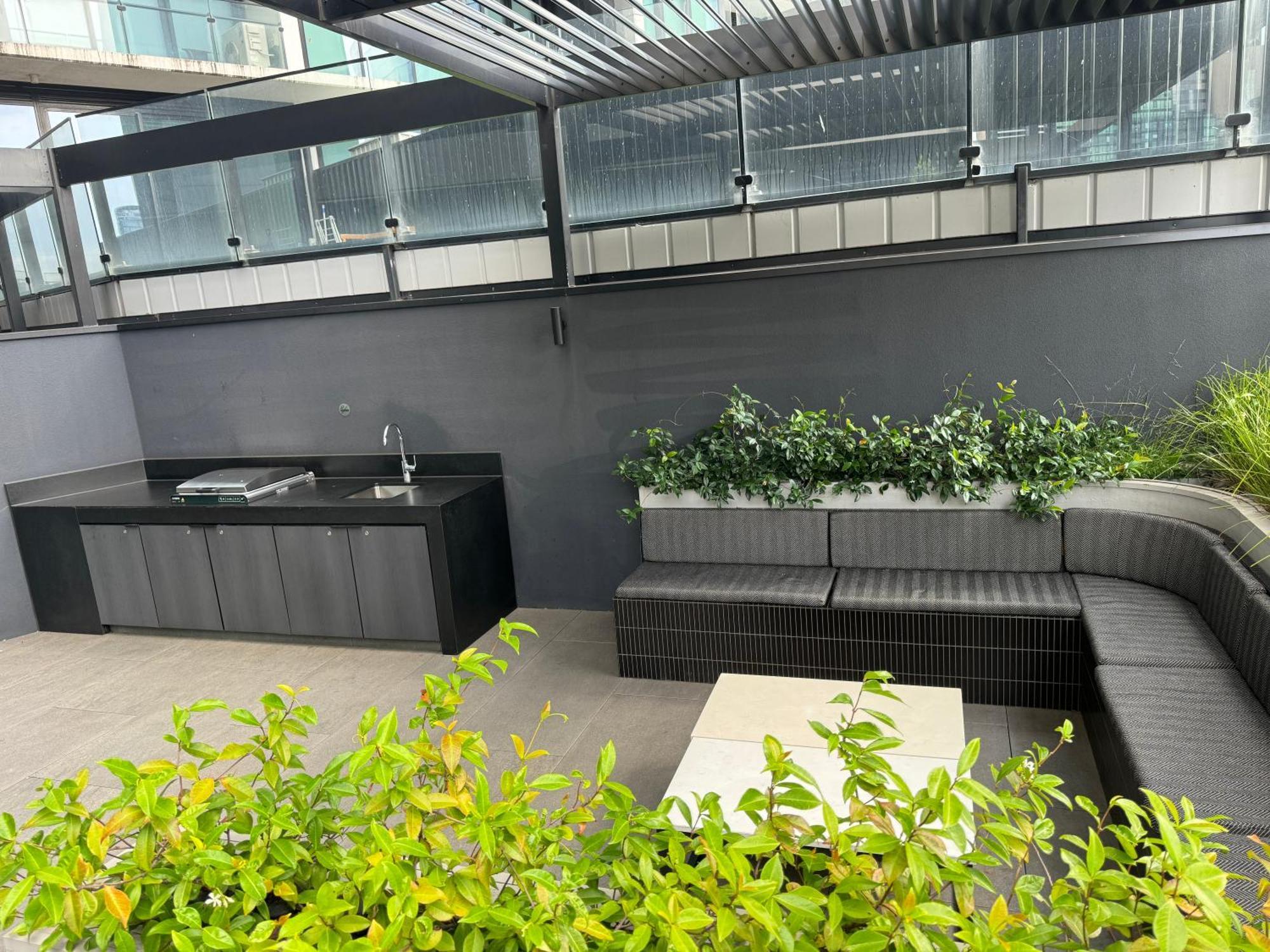 Apartment Elegant City Escape 2Br Retreat With Pool, Gym *