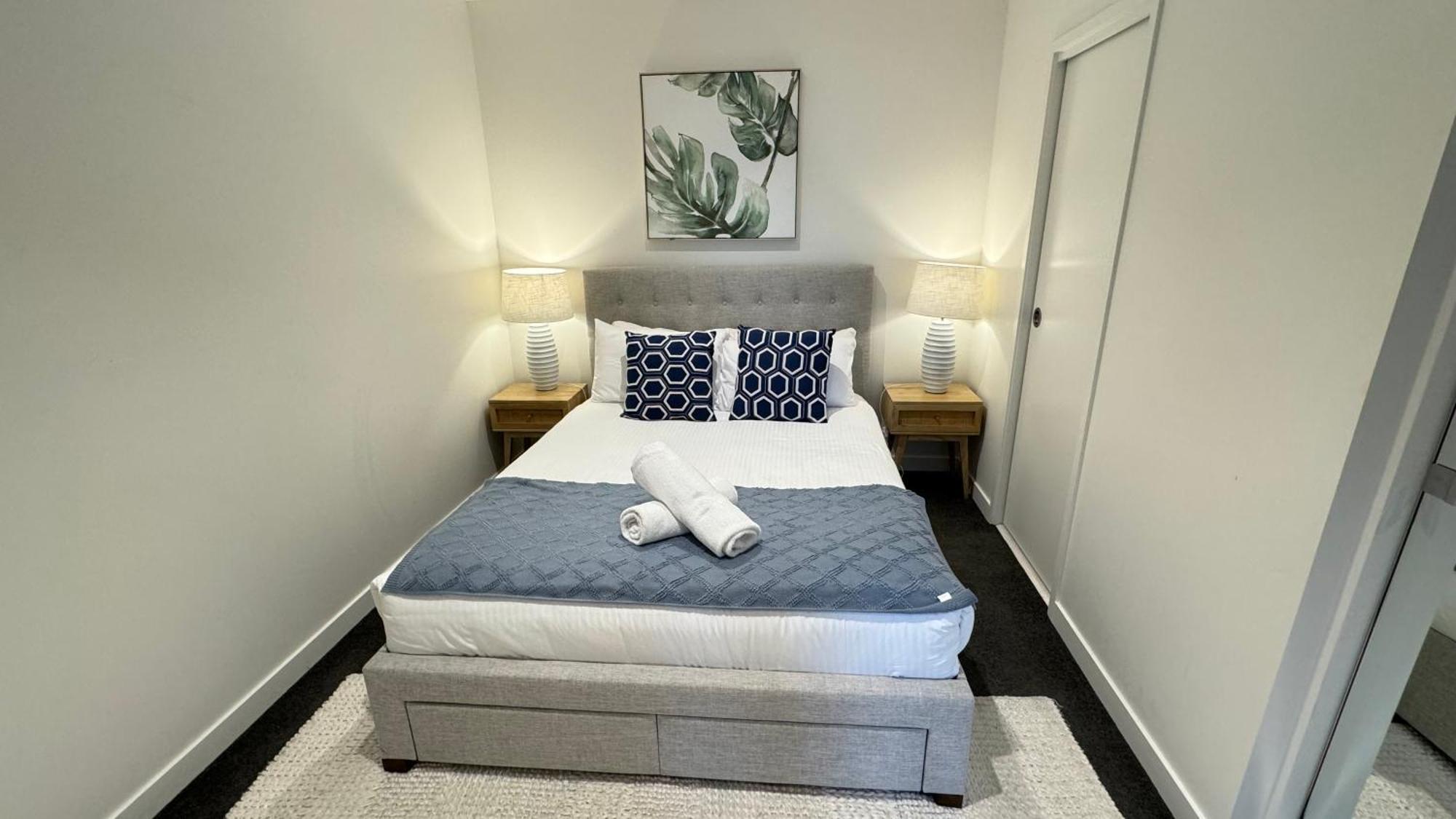 Elegant City Escape 2Br Retreat With Pool, Gym Apartment Melbourne