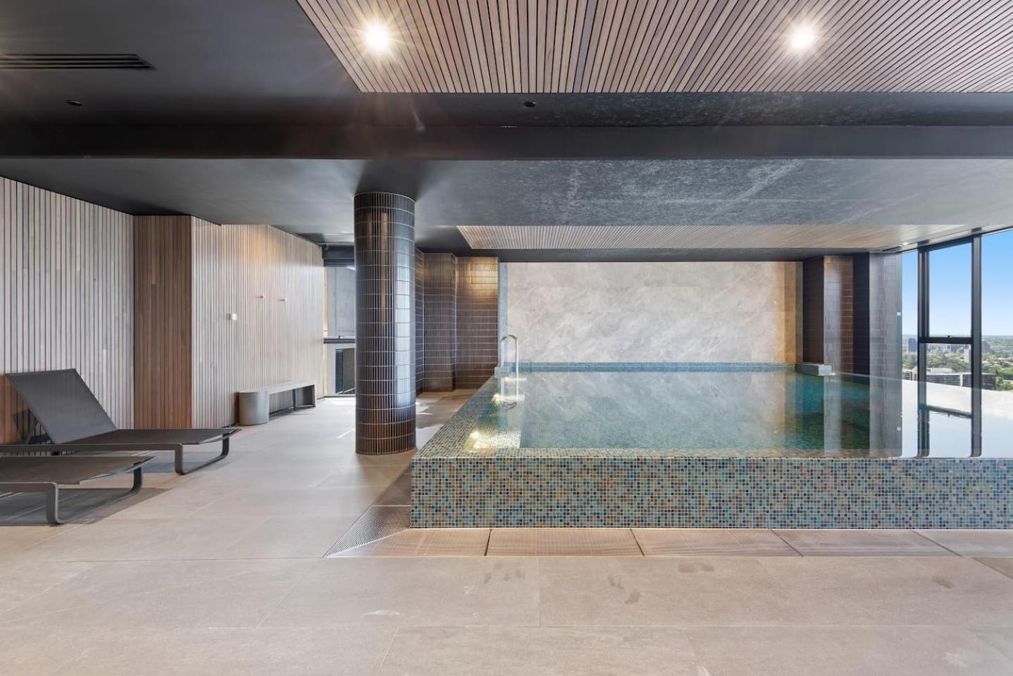Elegant City Escape 2Br Retreat With Pool, Gym