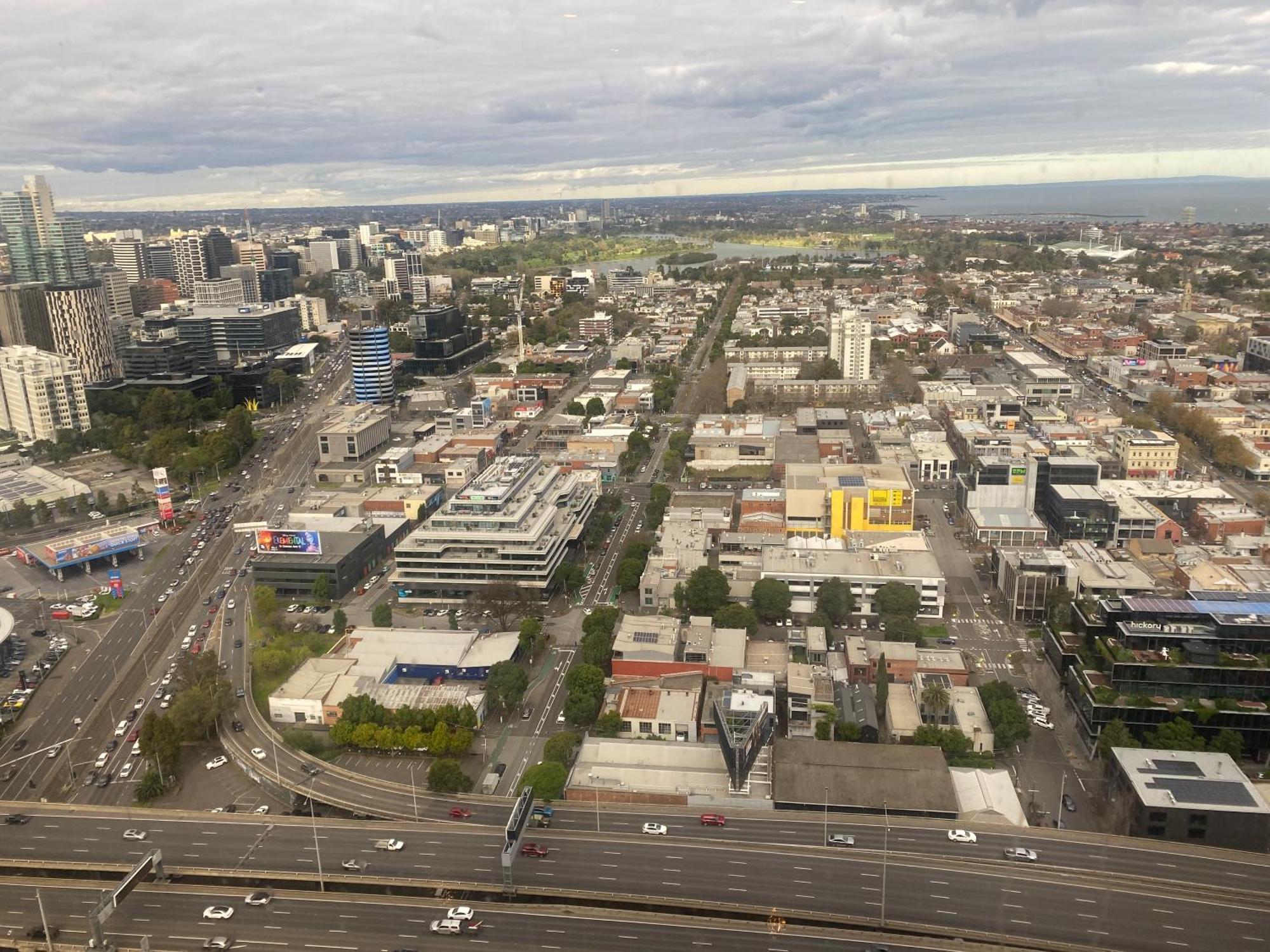 Elegant City Escape 2Br Retreat With Pool, Gym Melbourne