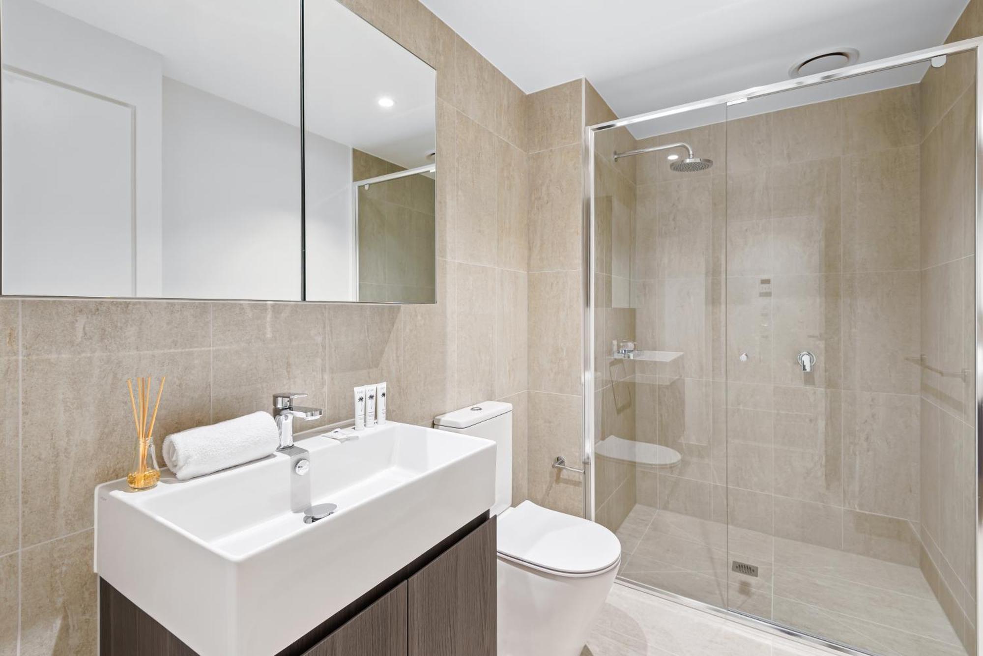 Apartment Elegant City Escape 2Br Retreat With Pool, Gym *