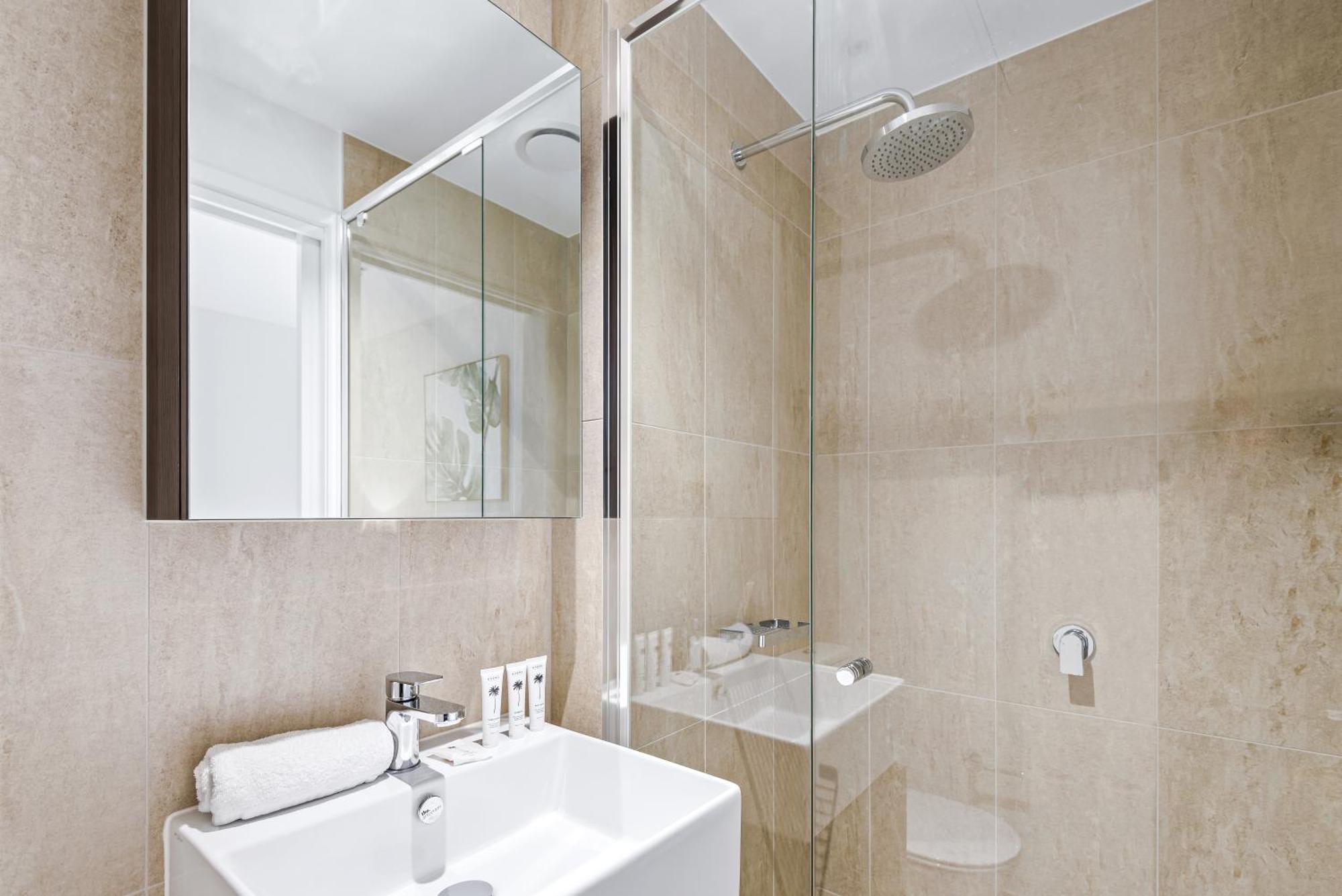 Elegant City Escape 2Br Retreat With Pool, Gym