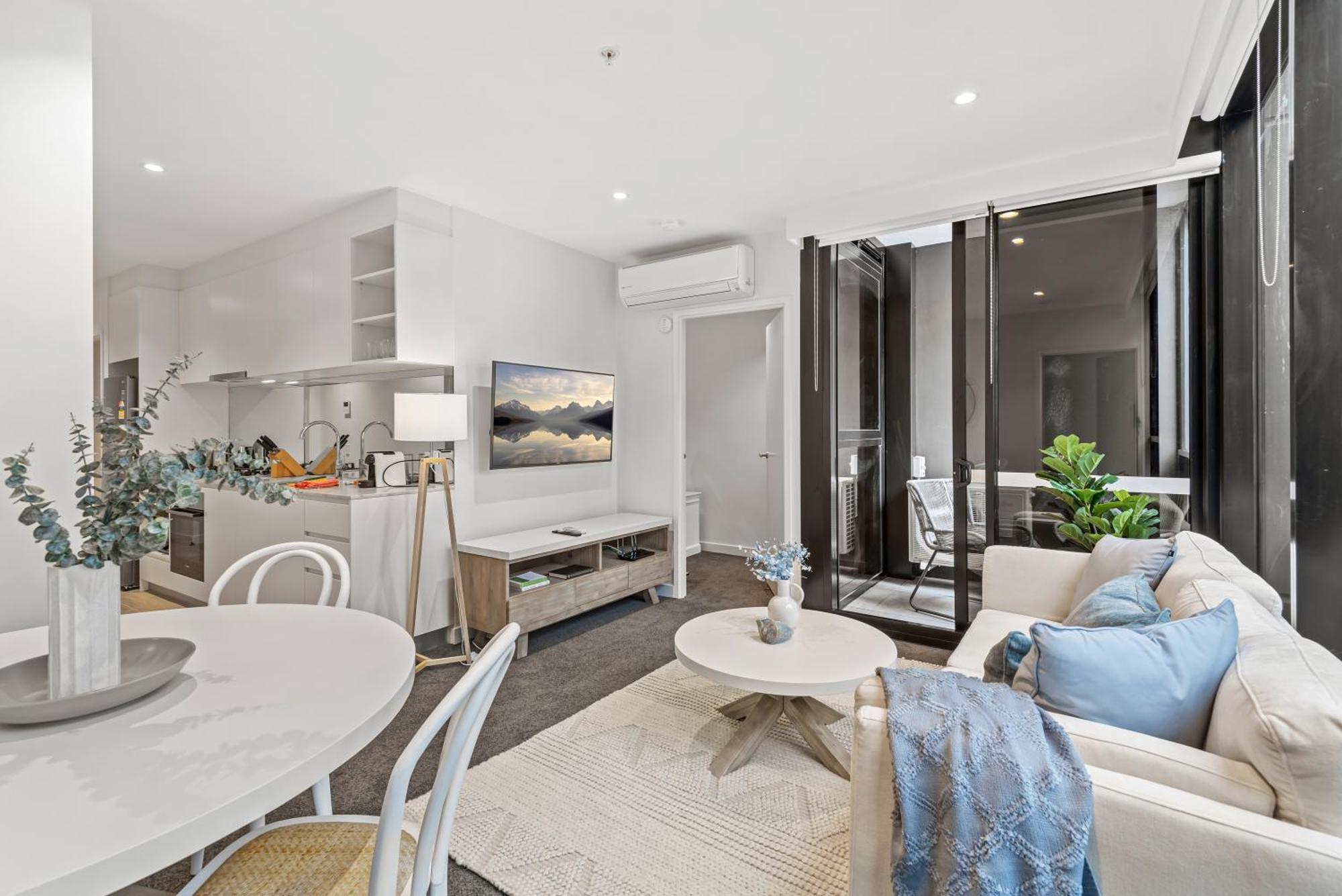 Apartment Elegant City Escape 2Br Retreat With Pool, Gym *