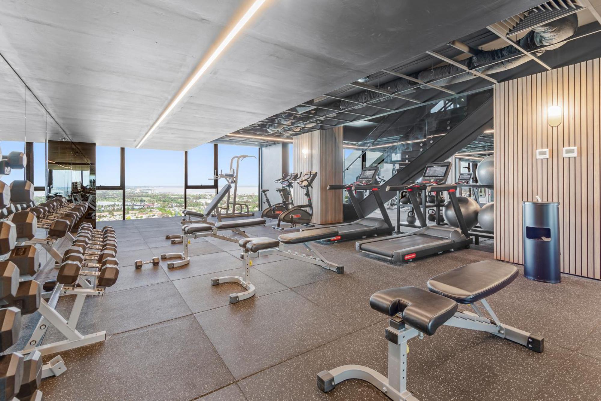 Apartment Elegant City Escape 2Br Retreat With Pool, Gym *
