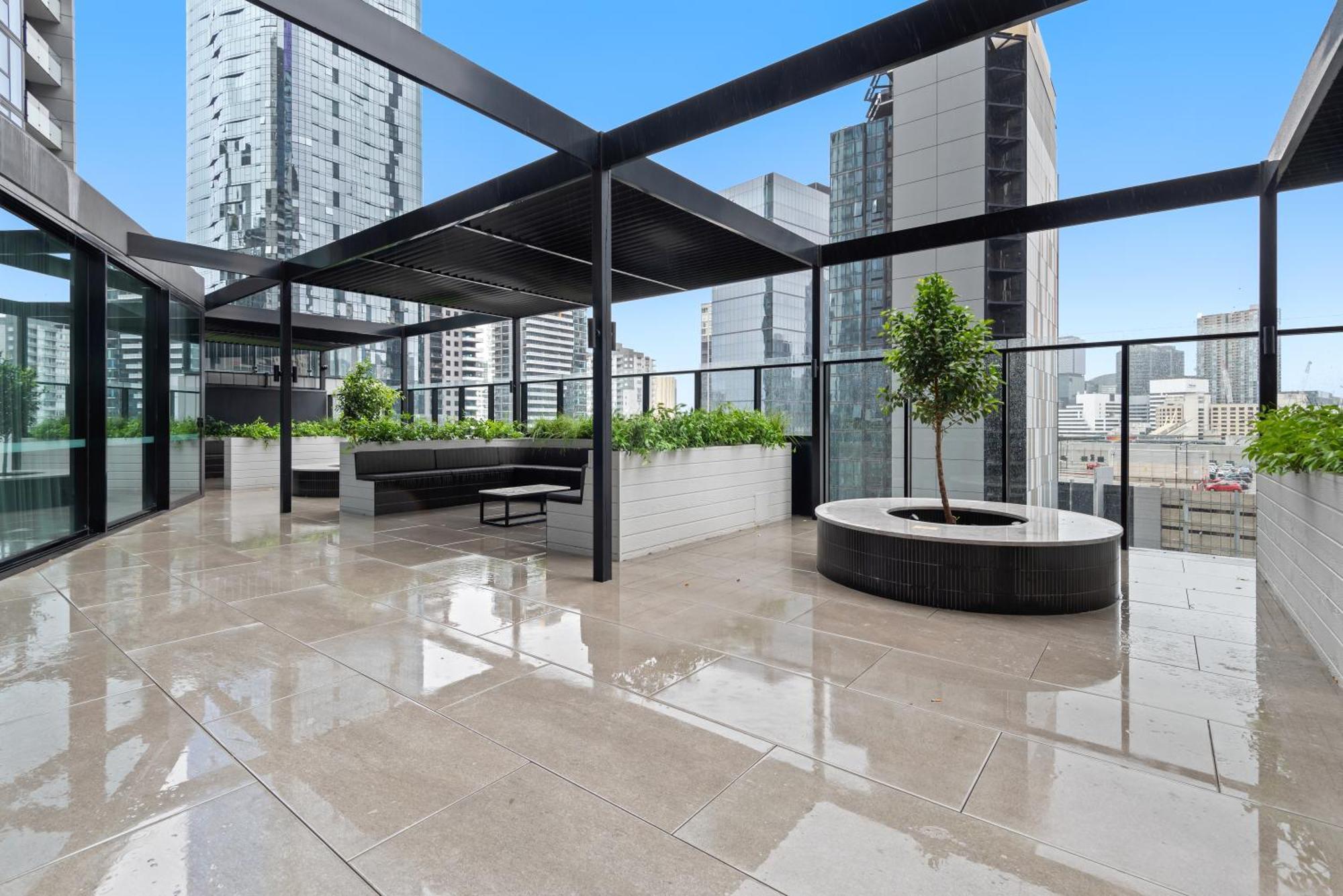 Elegant City Escape 2Br Retreat With Pool, Gym Melbourne