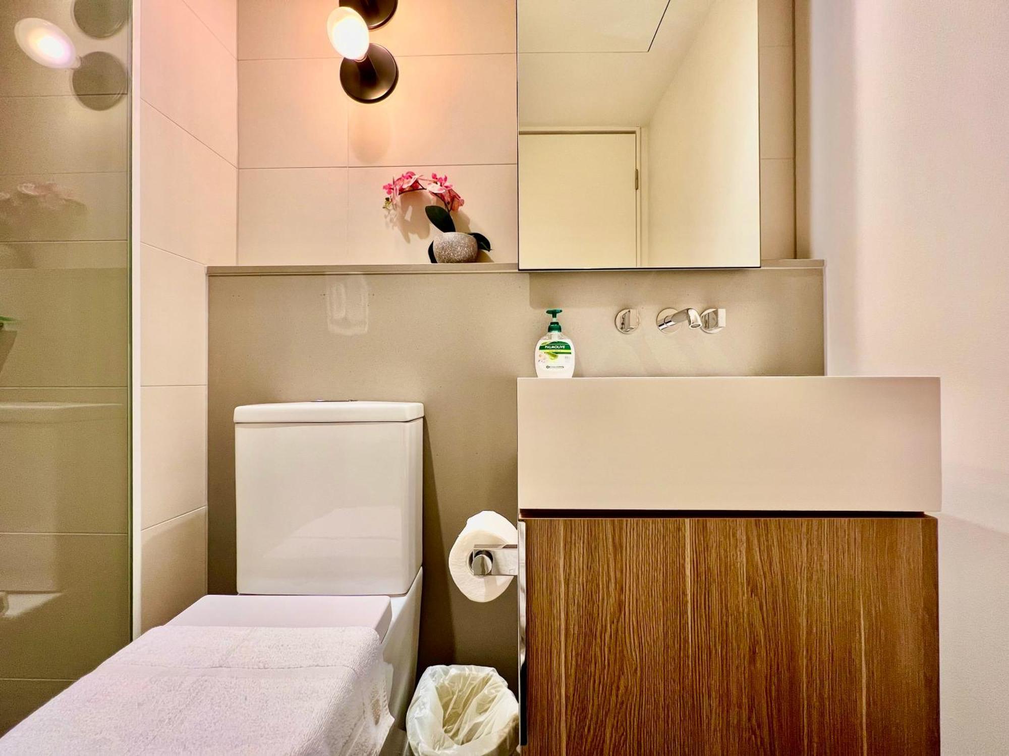 Highrise Location 2baths *