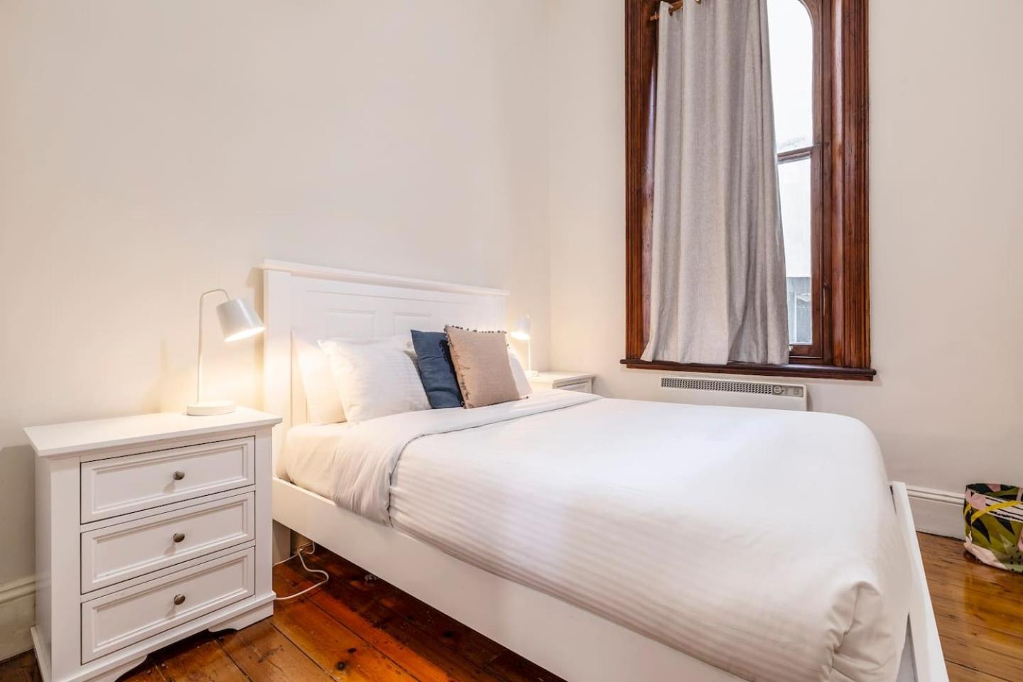 Elwood Manor - A Restored Art-deco Gem Apartment