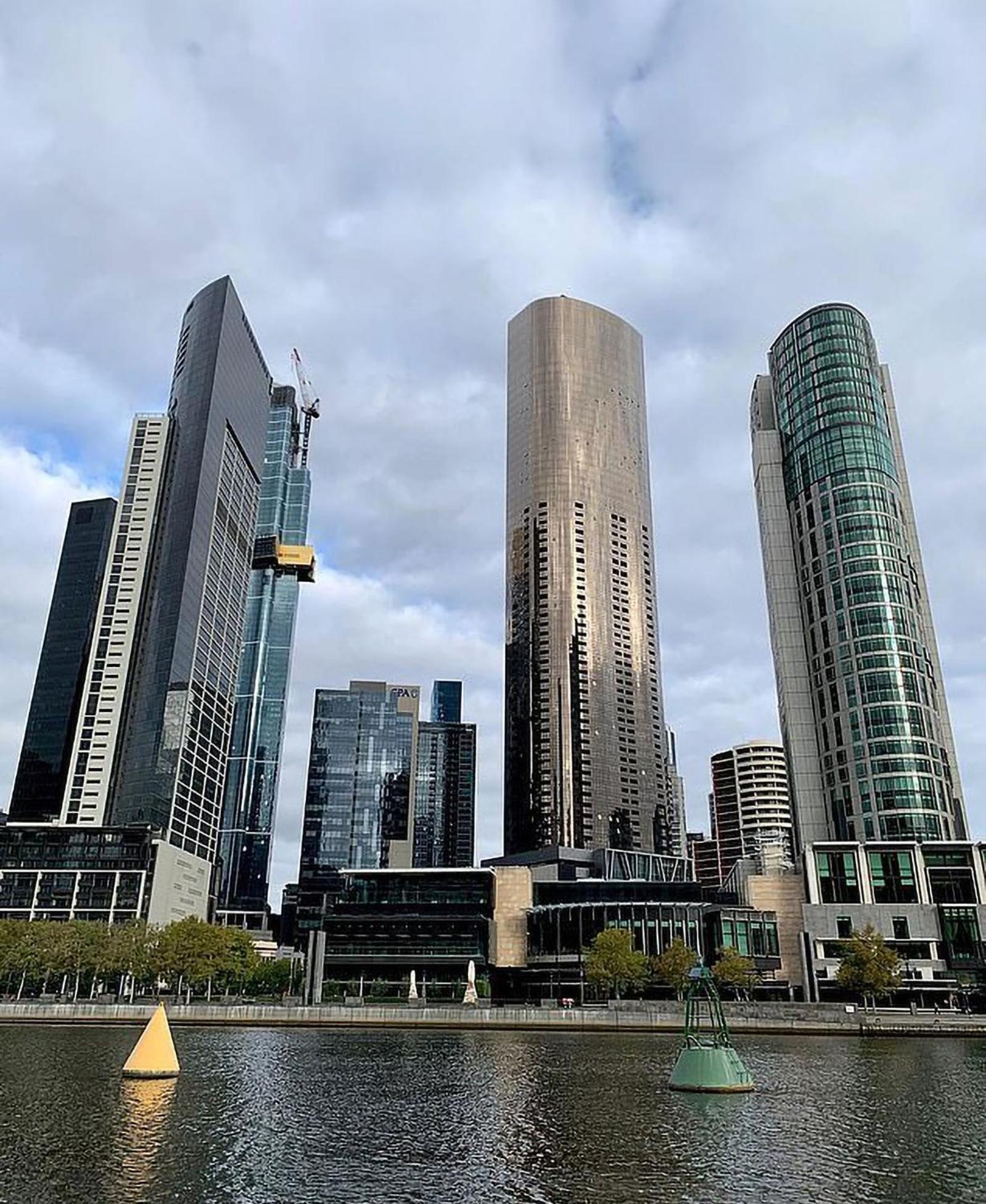 Fantastic Views At Luxury Prima Pearl Tower Apartment Melbourne