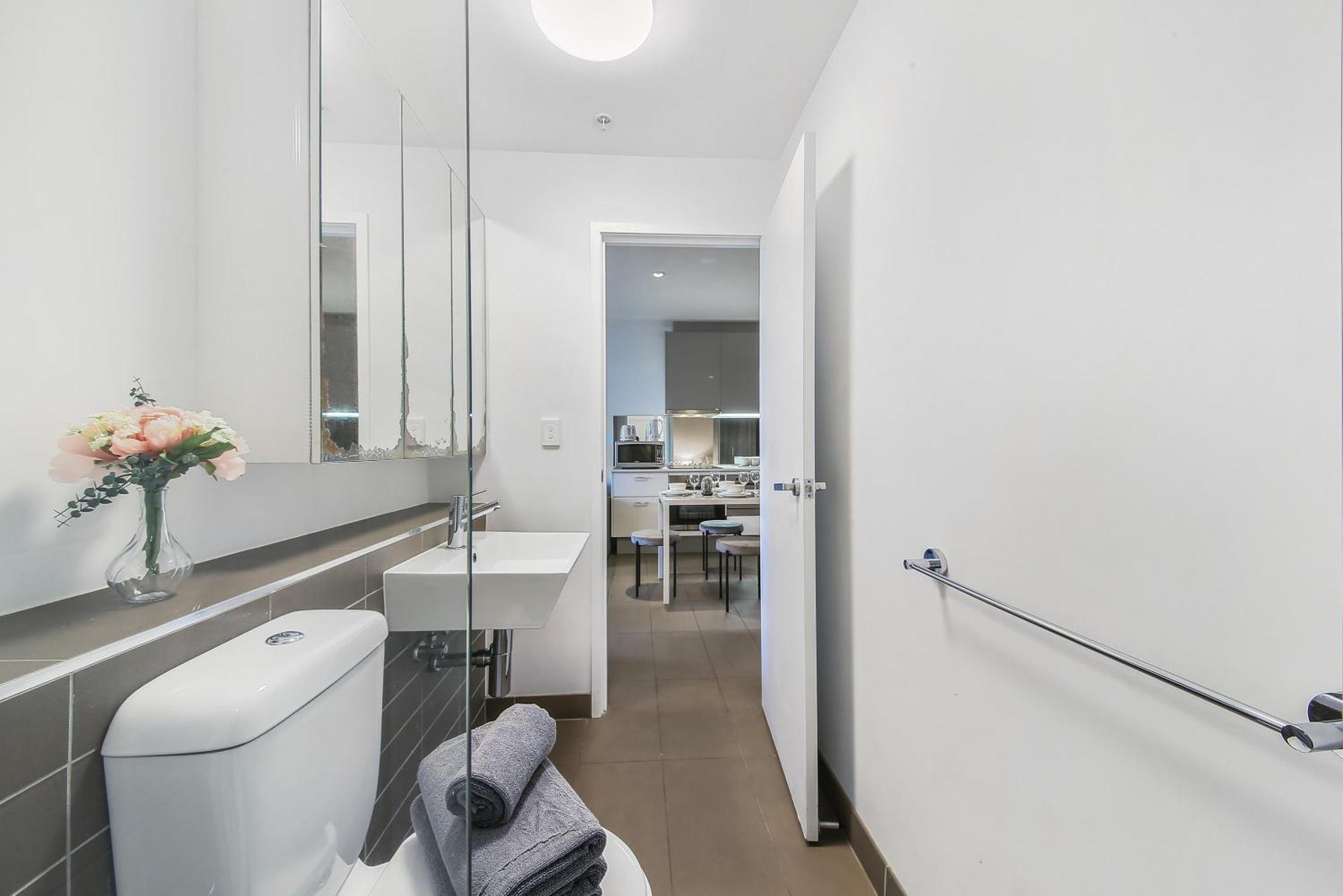 A Chic 2br Near Southern Cross Views