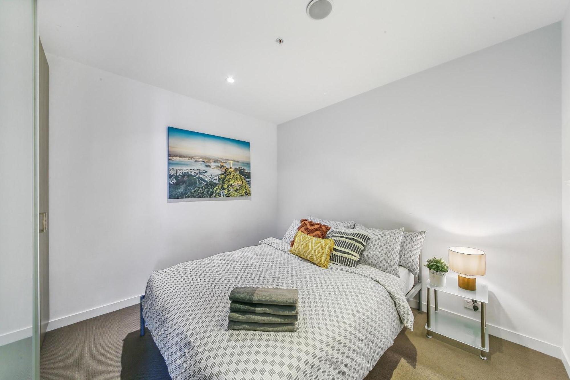 A Chic 2br Near Southern Cross Views Apartment *