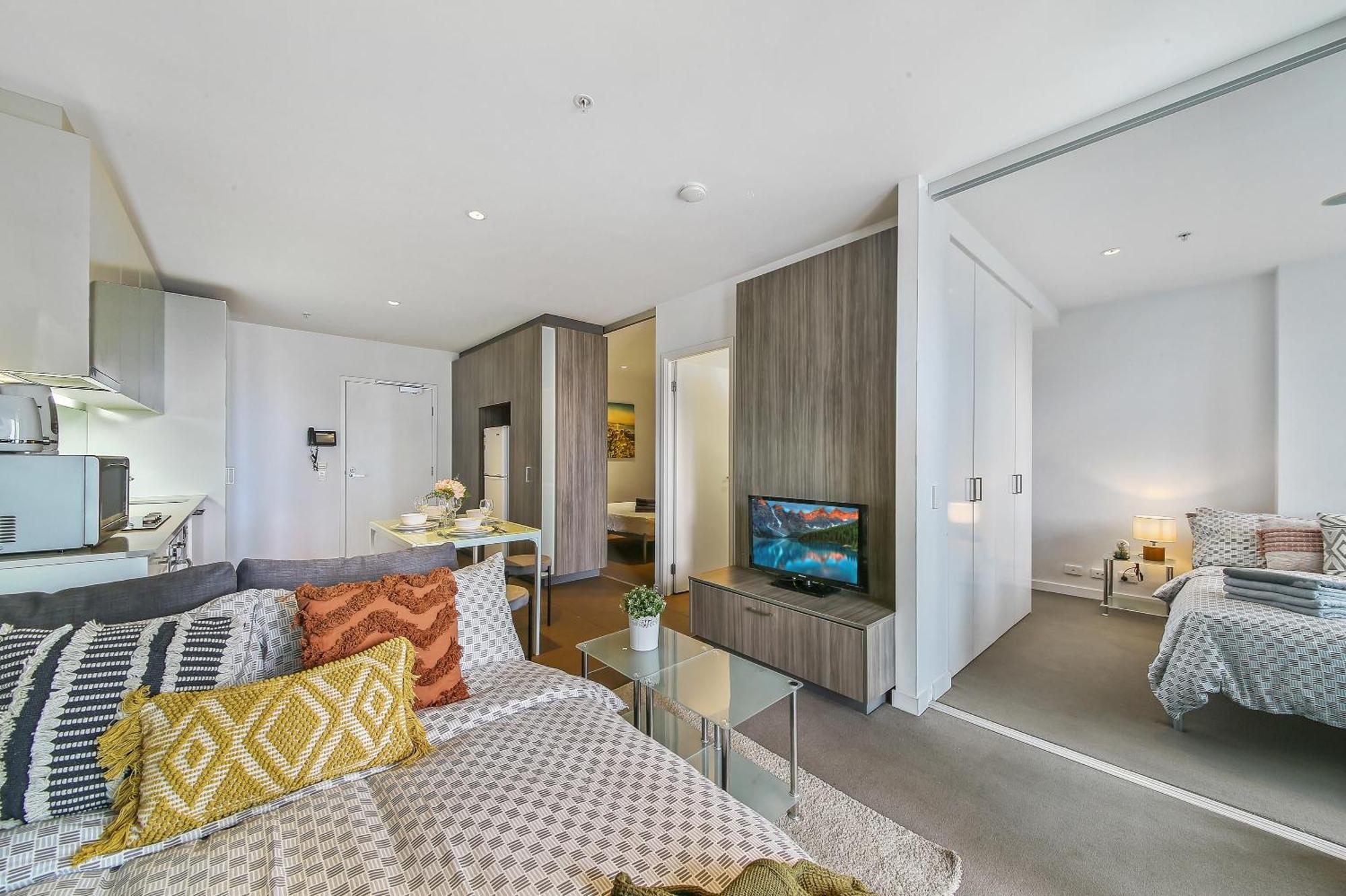 A Chic 2br Near Southern Cross Views Apartment