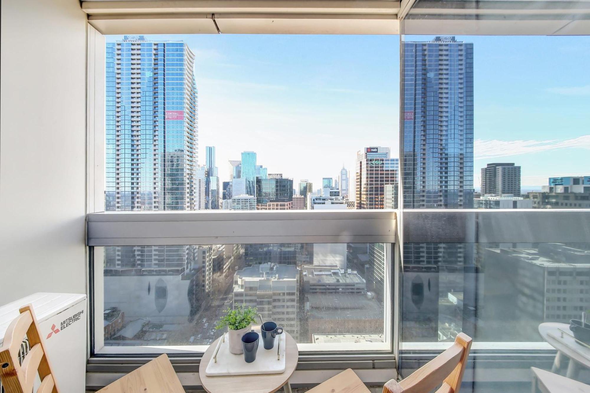 A Chic 2br Near Southern Cross Views