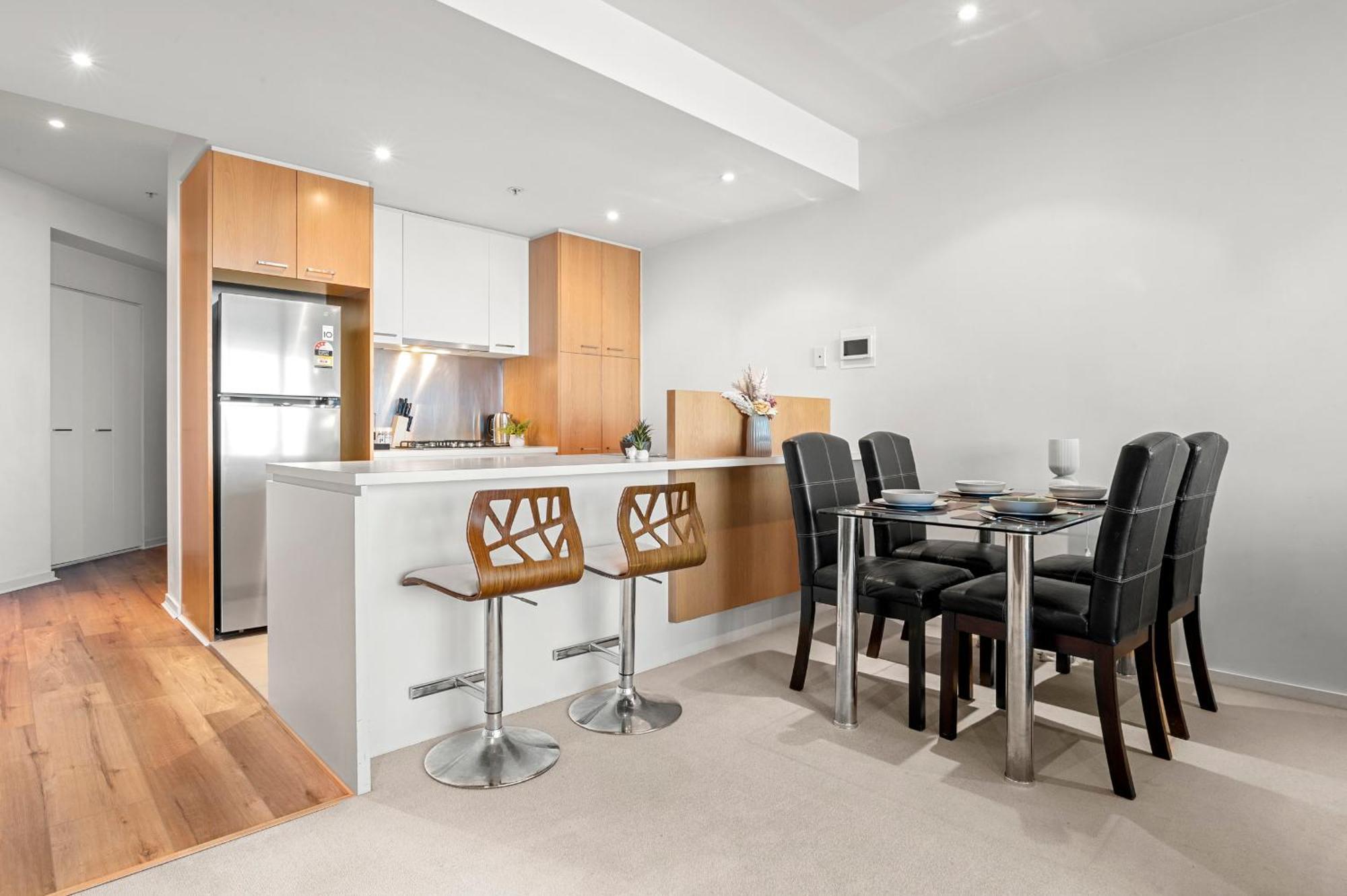 Sea View, Gym & Pool, 2 Bedrooms 2 Bathrooms Melbourne