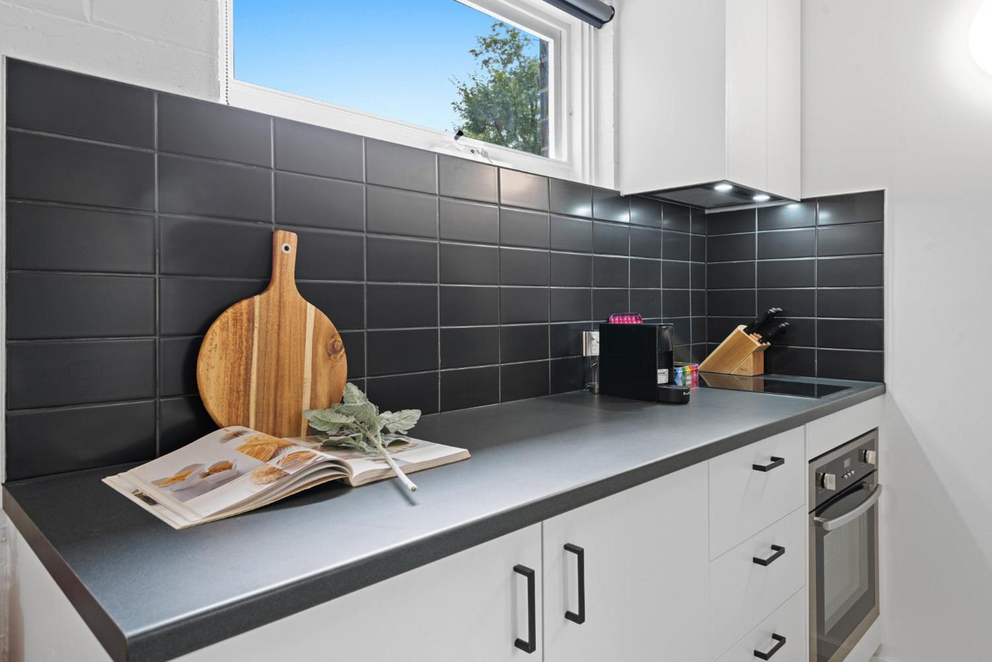 Comfy 1-bed With Courtyard Seating Melbourne