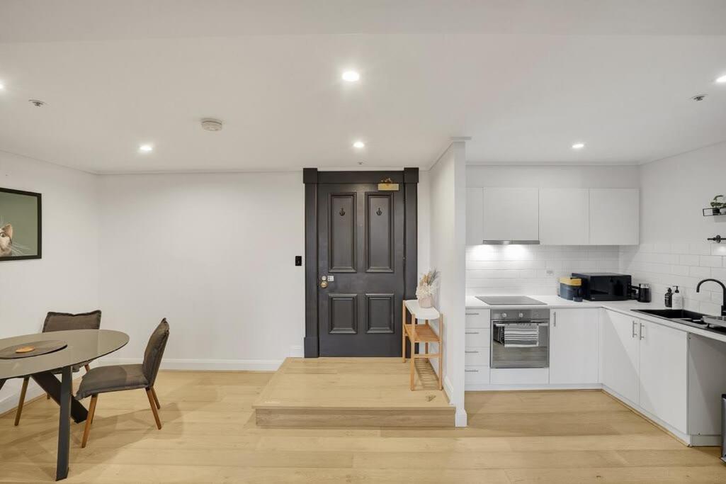 Historic & Designer Loft Style Apt+parking Pool Melbourne