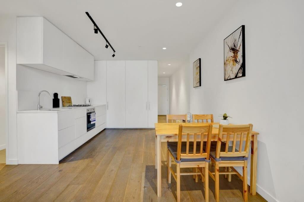 15th Floor Near Flagstaff & Qv Market Melbourne