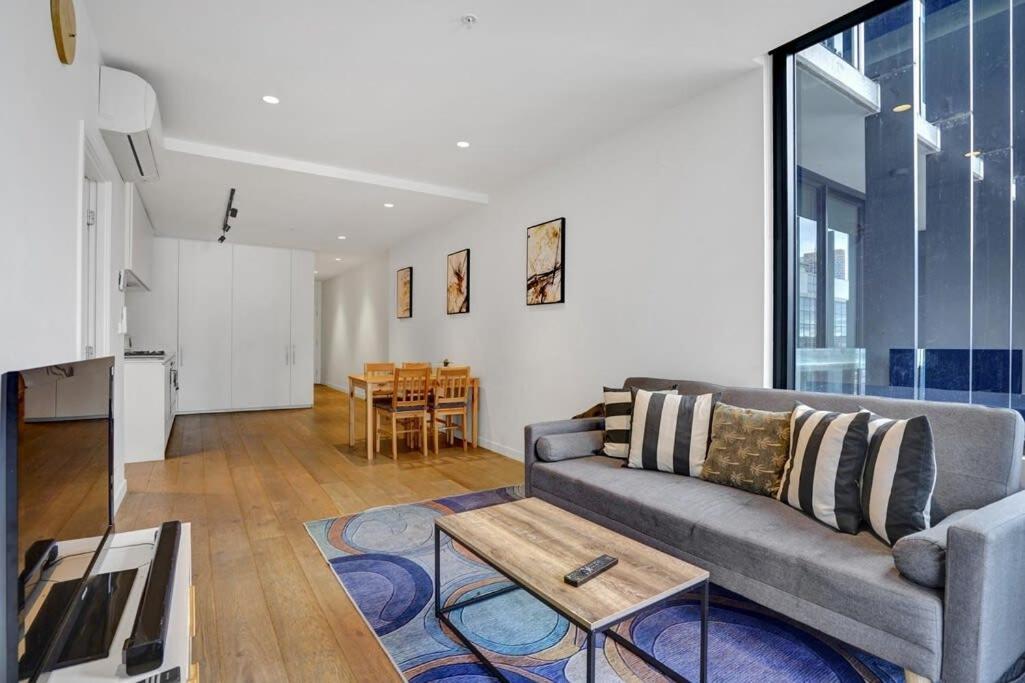 15th Floor Near Flagstaff & Qv Market * Melbourne