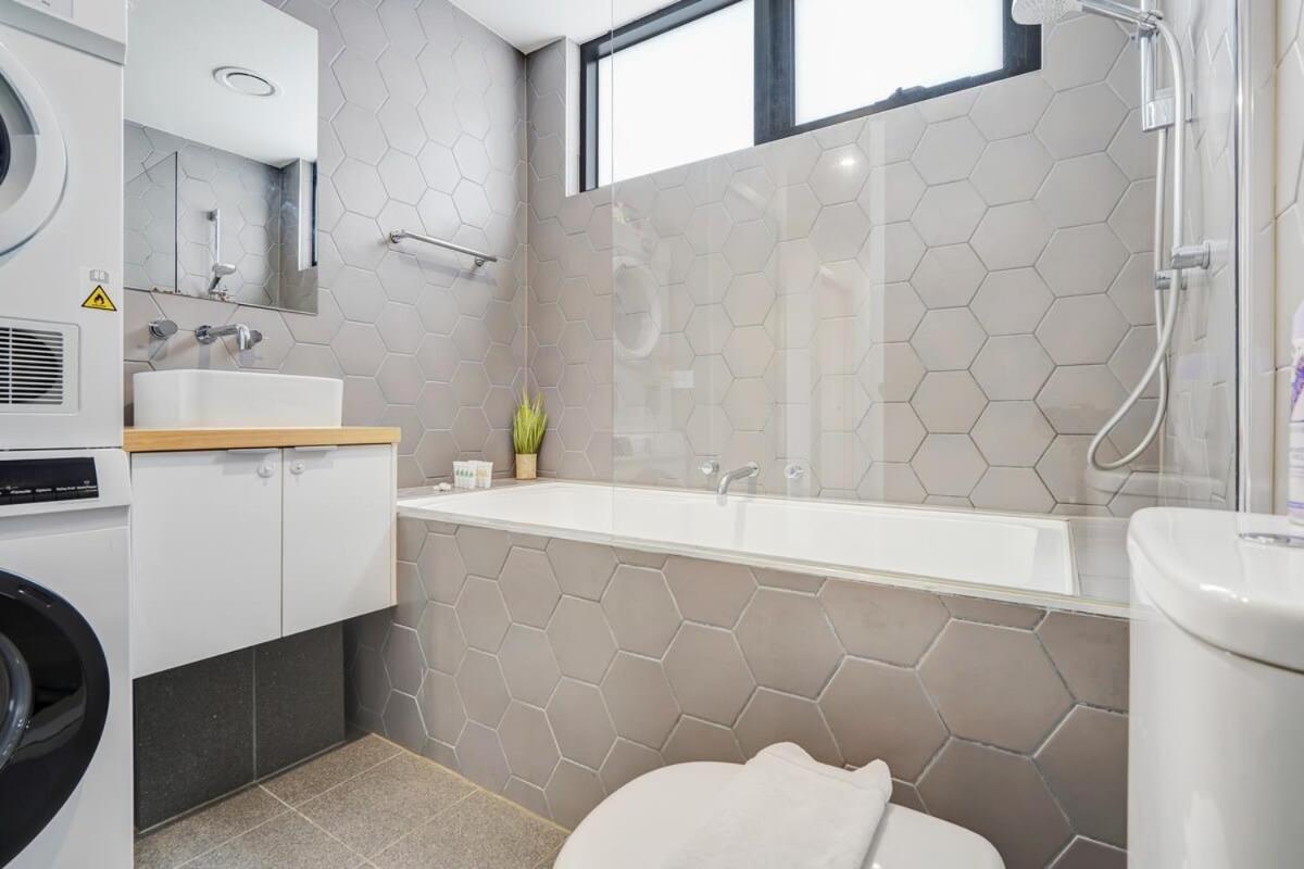Contemporary Brunswick 2-story Townhouse* * Melbourne