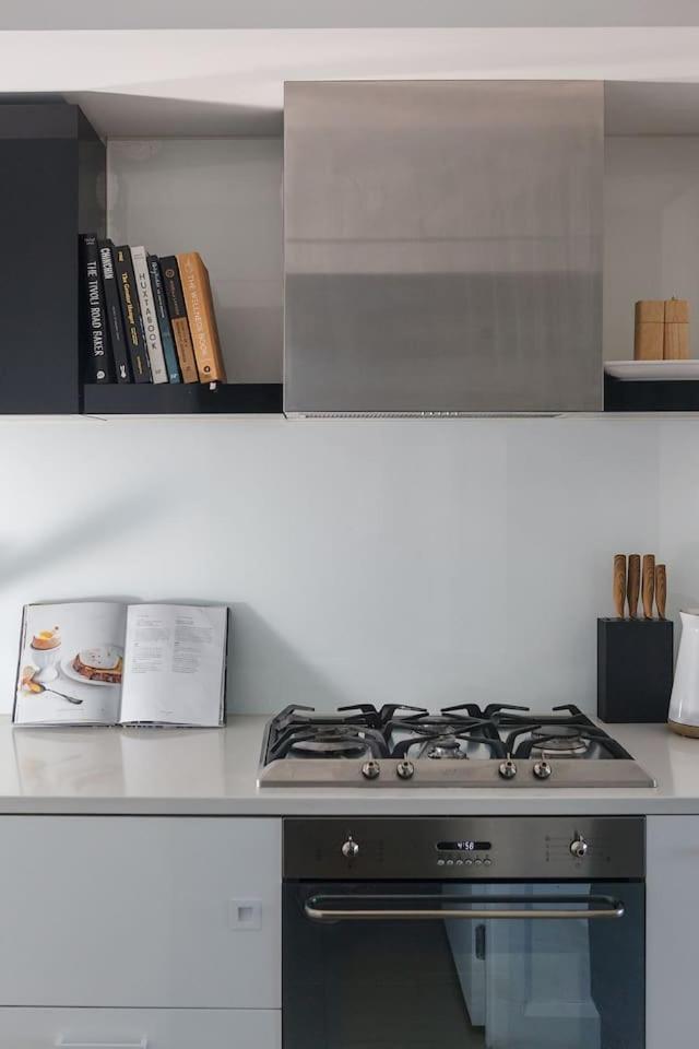 Bloom - A Cosy Haven In Melbourne's Epicentre Apartment *