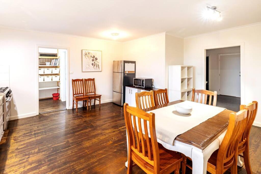 Bahay bakasyunan Charming Near Airport & Cbd