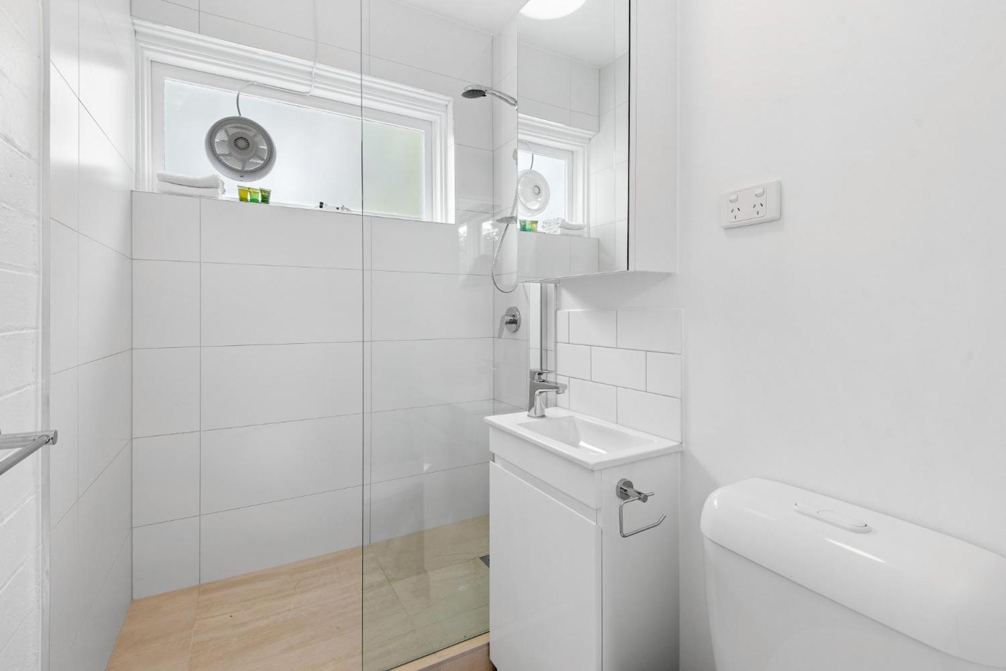 Apartment Chic 1-bed Across From Royal Park