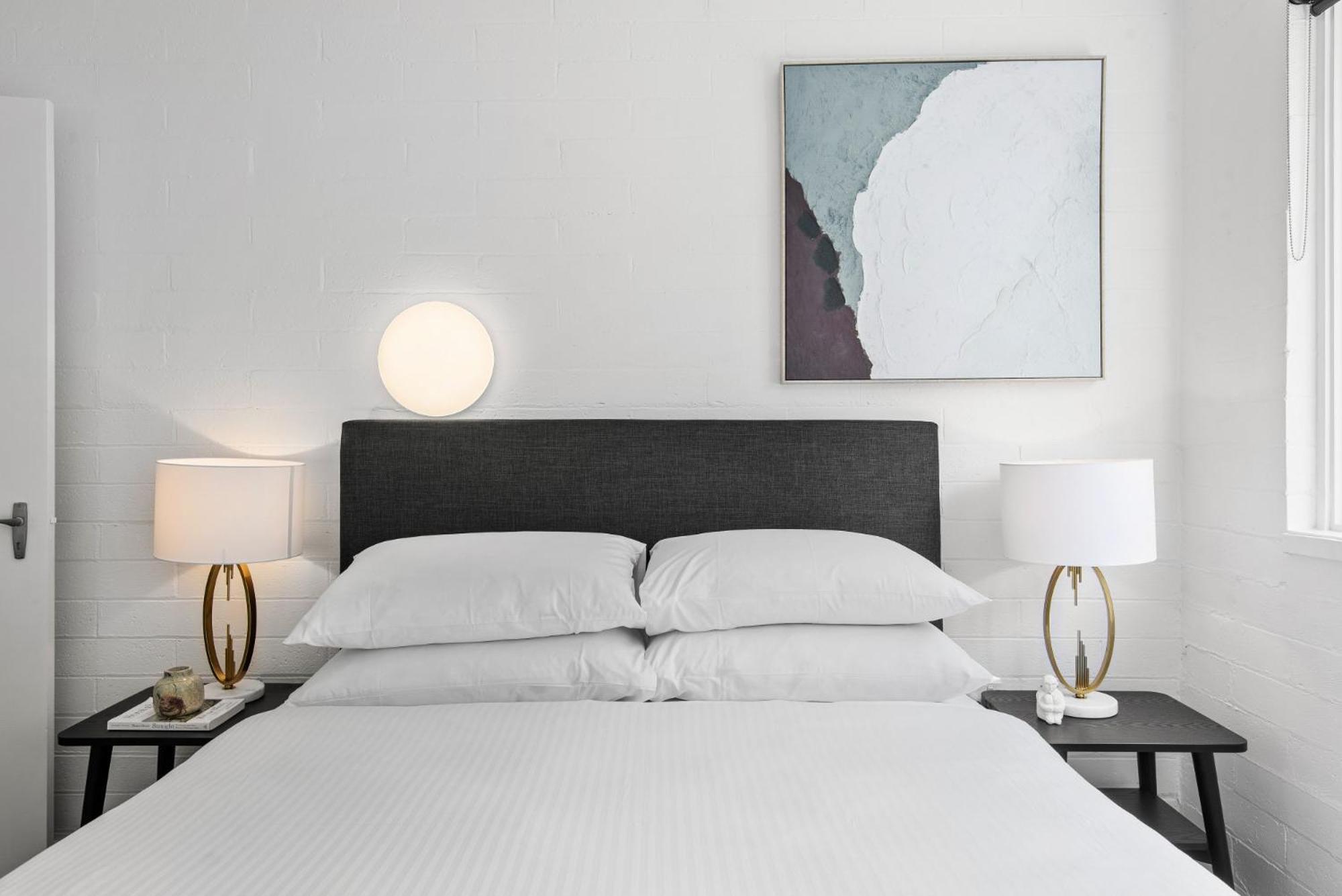 Chic 1-bed Across From Royal Park *