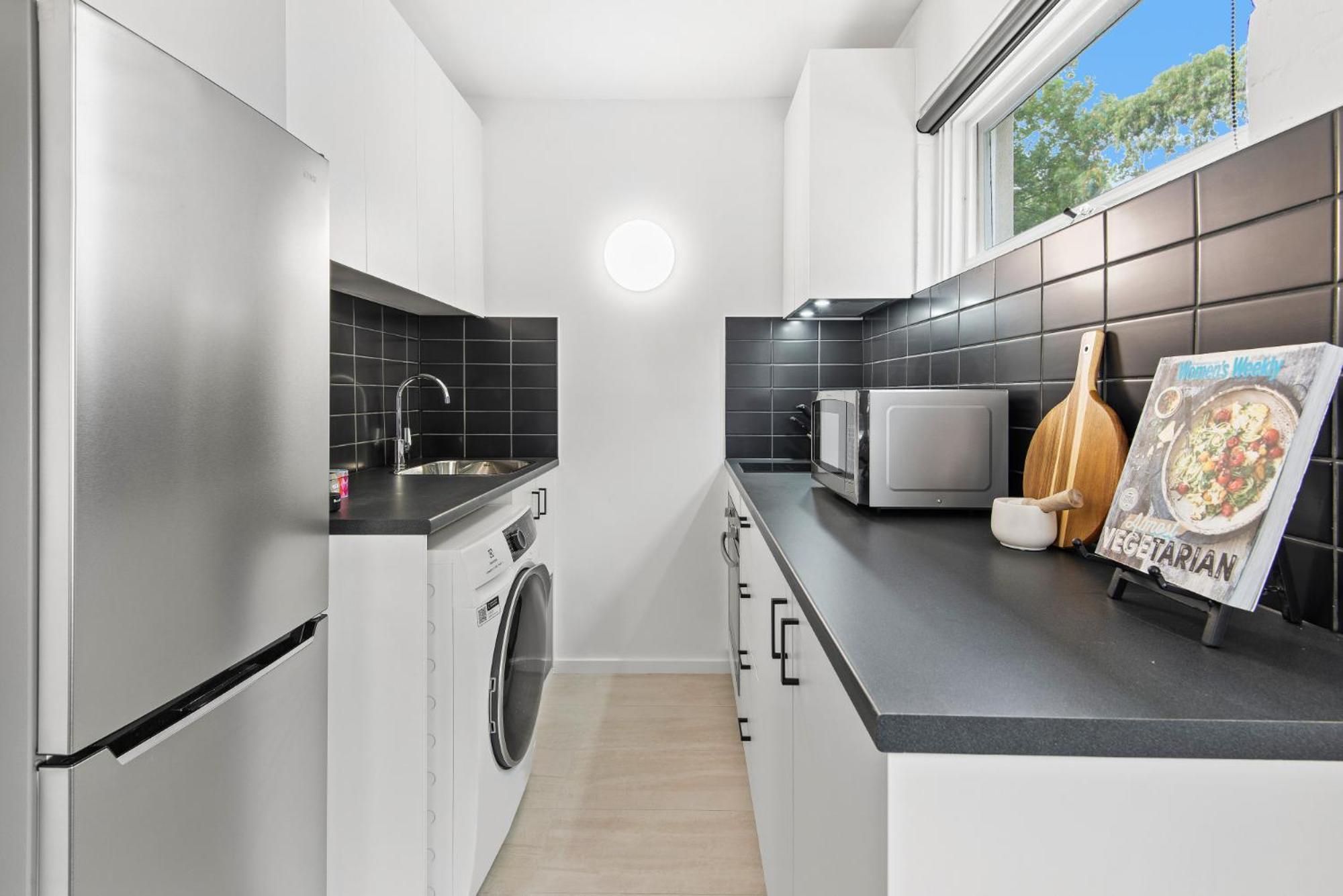Apartment Chic 1-bed Across From Royal Park