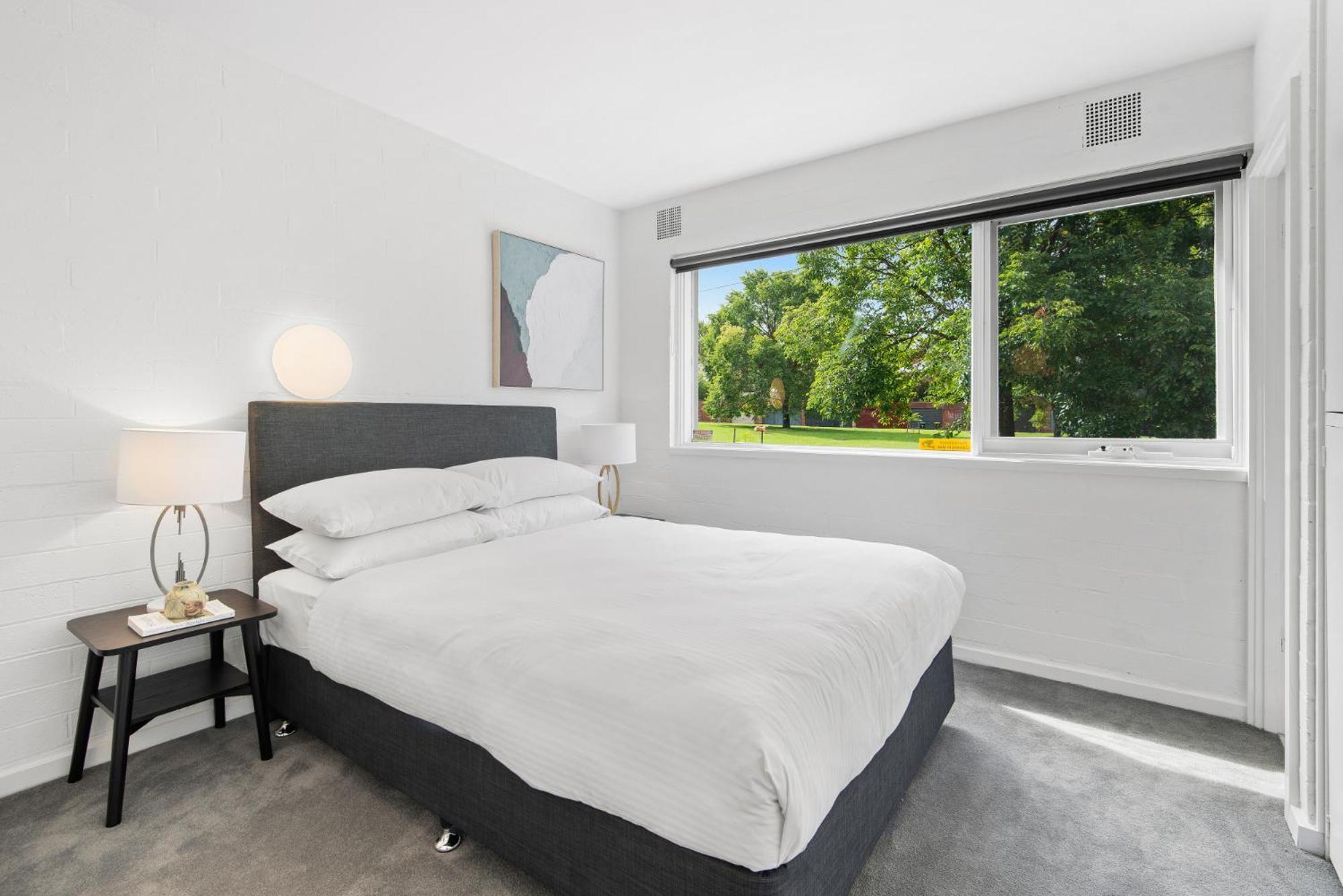 Apartment Chic 1-bed Across From Royal Park
