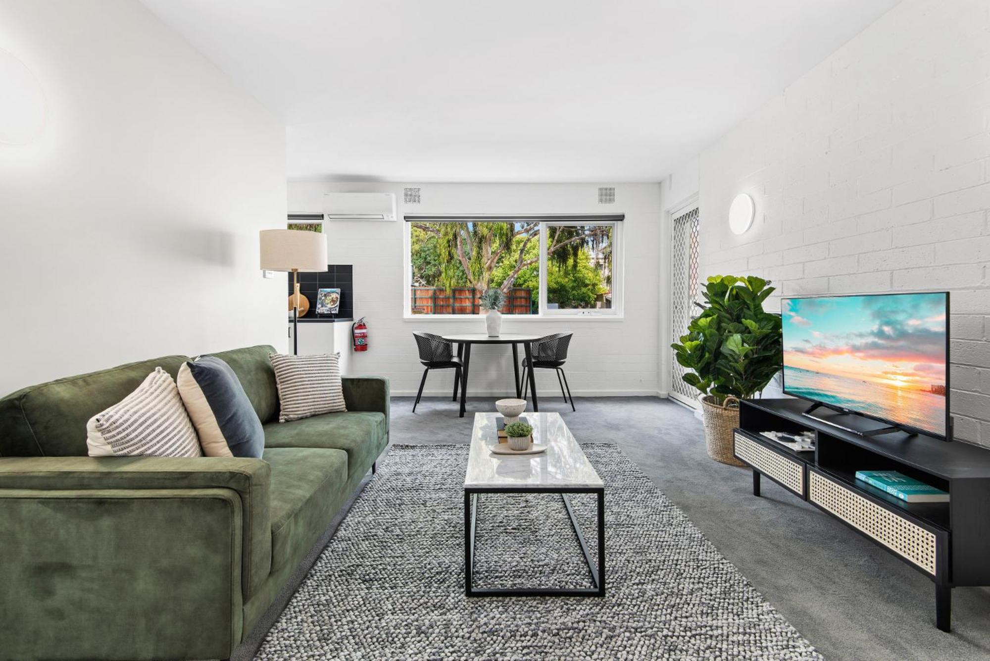Apartment Chic 1-bed Across From Royal Park