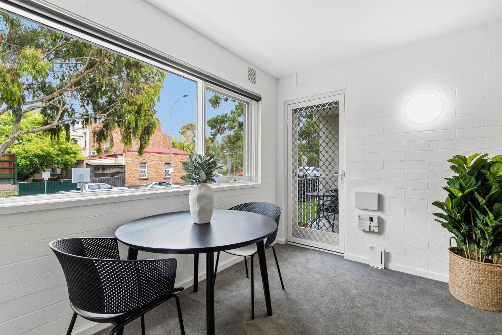 Apartment Chic 1-bed Across From Royal Park Melbourne