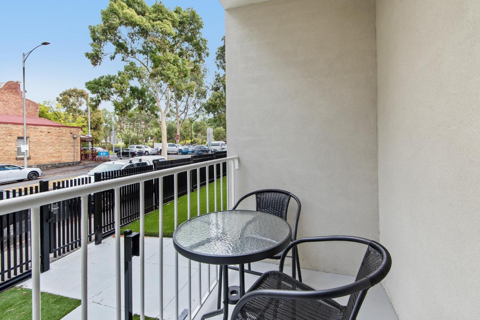 Apartment Chic 1-bed Across From Royal Park