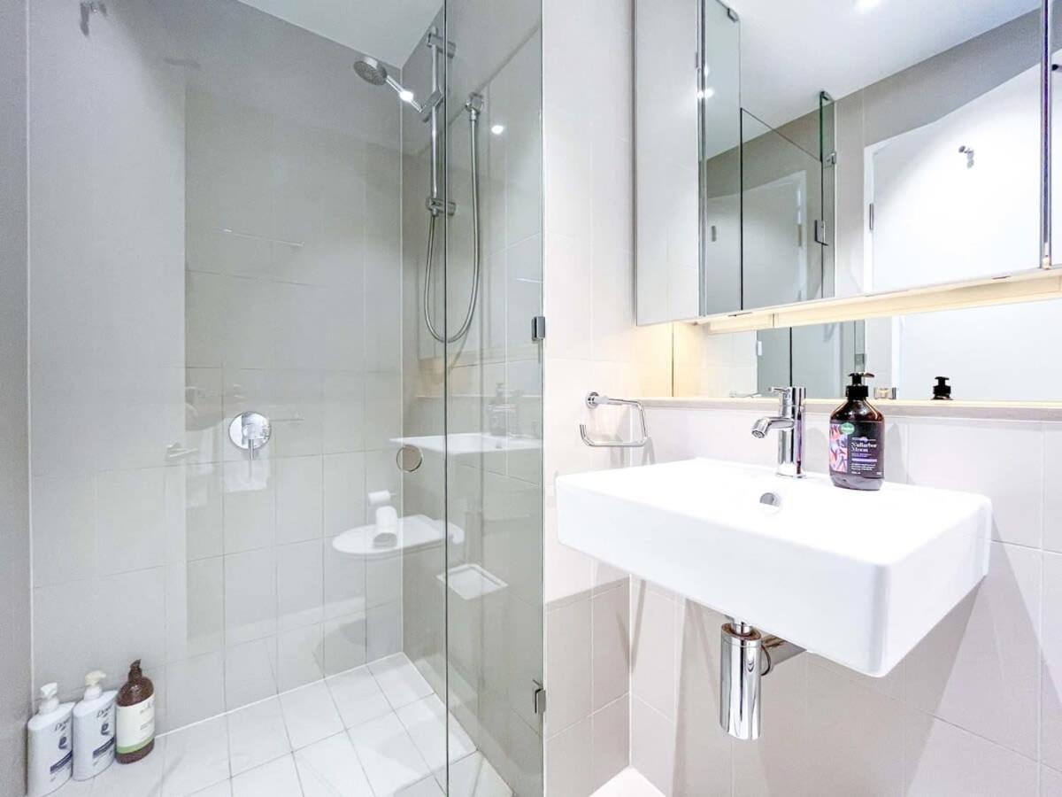 Brilliant Victoria Harbour Waterfront Apartment Melbourne