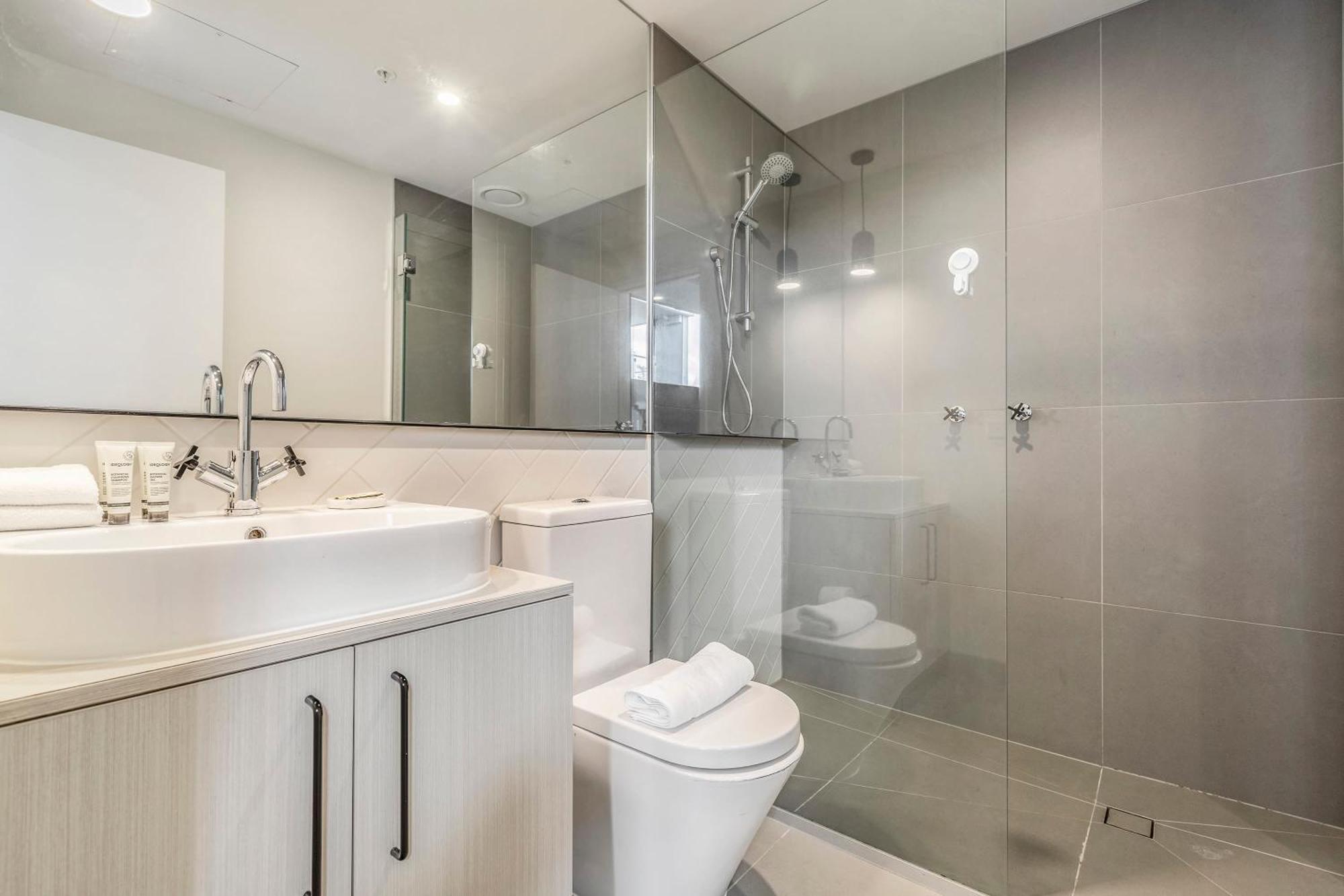 Vaquay Embassy In Abbotsford * Melbourne