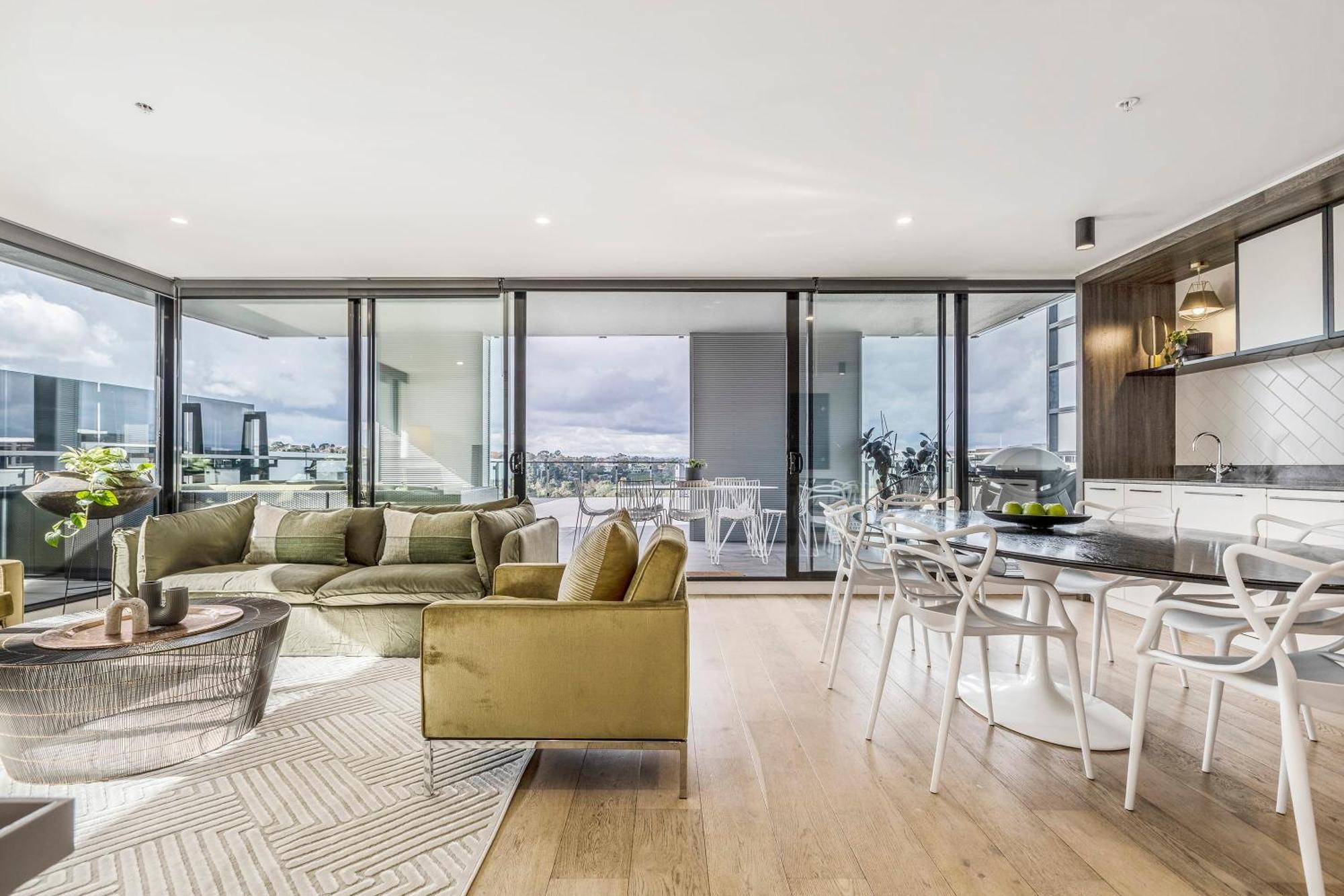 Vaquay Embassy In Abbotsford * Melbourne