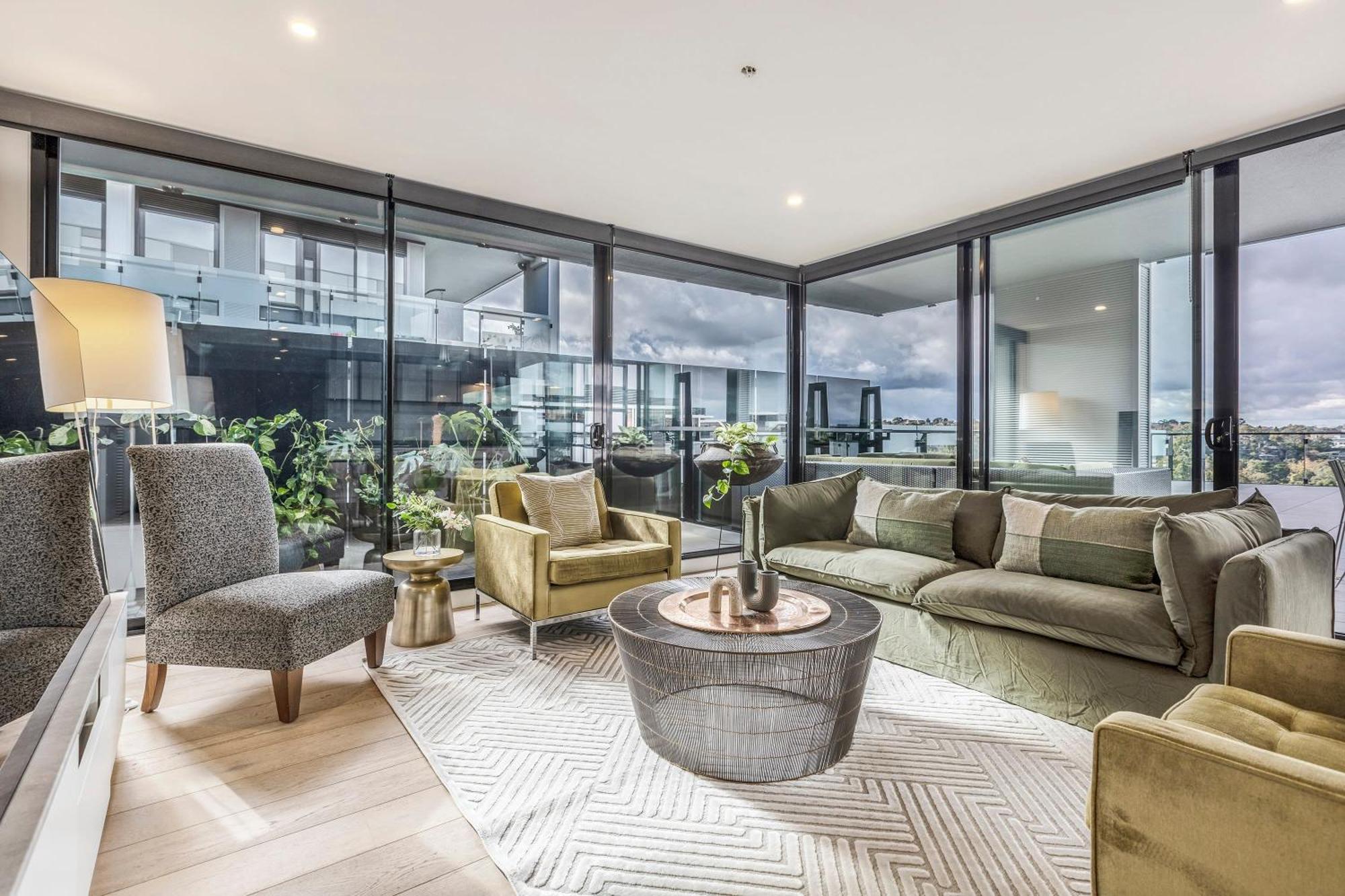 Vaquay Embassy In Abbotsford * Melbourne