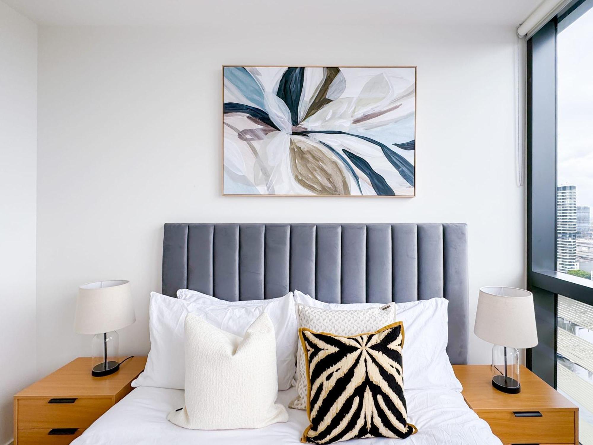 Brilliant Victoria Harbour Waterfront Apartment
