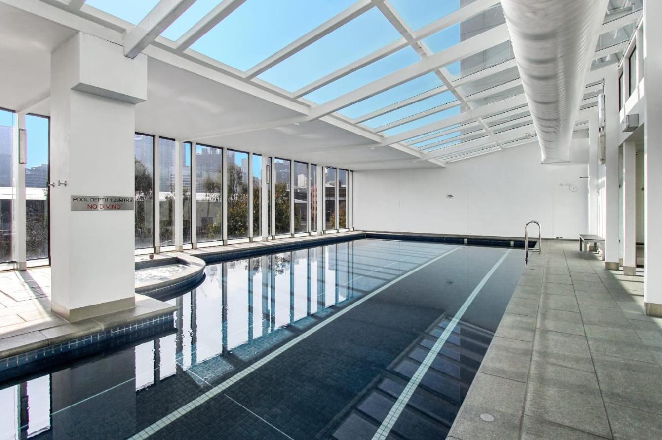 Spacious Living And Grand Views In Southbank Apartment *
