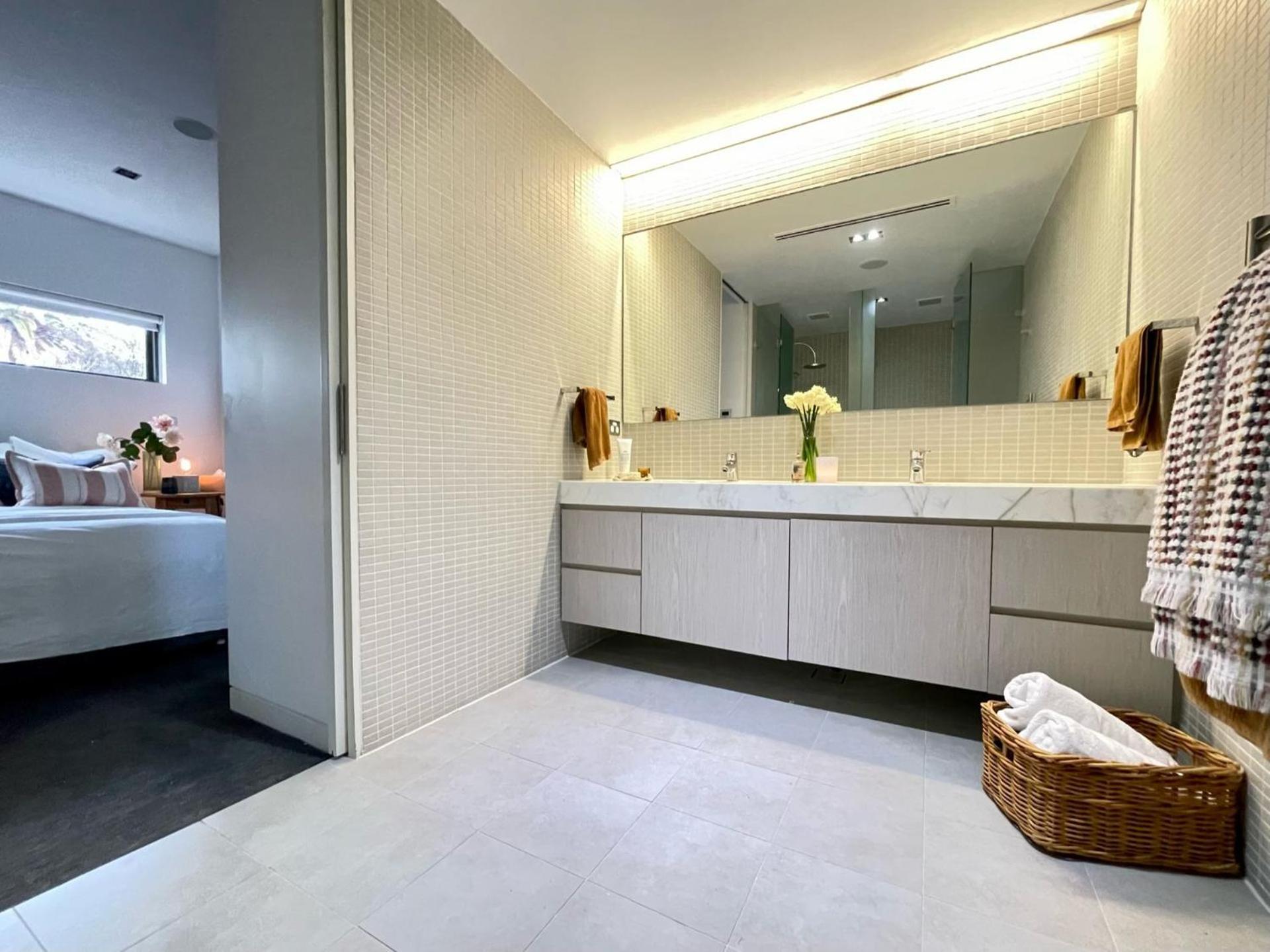 Sunset Boulevard Apartment *