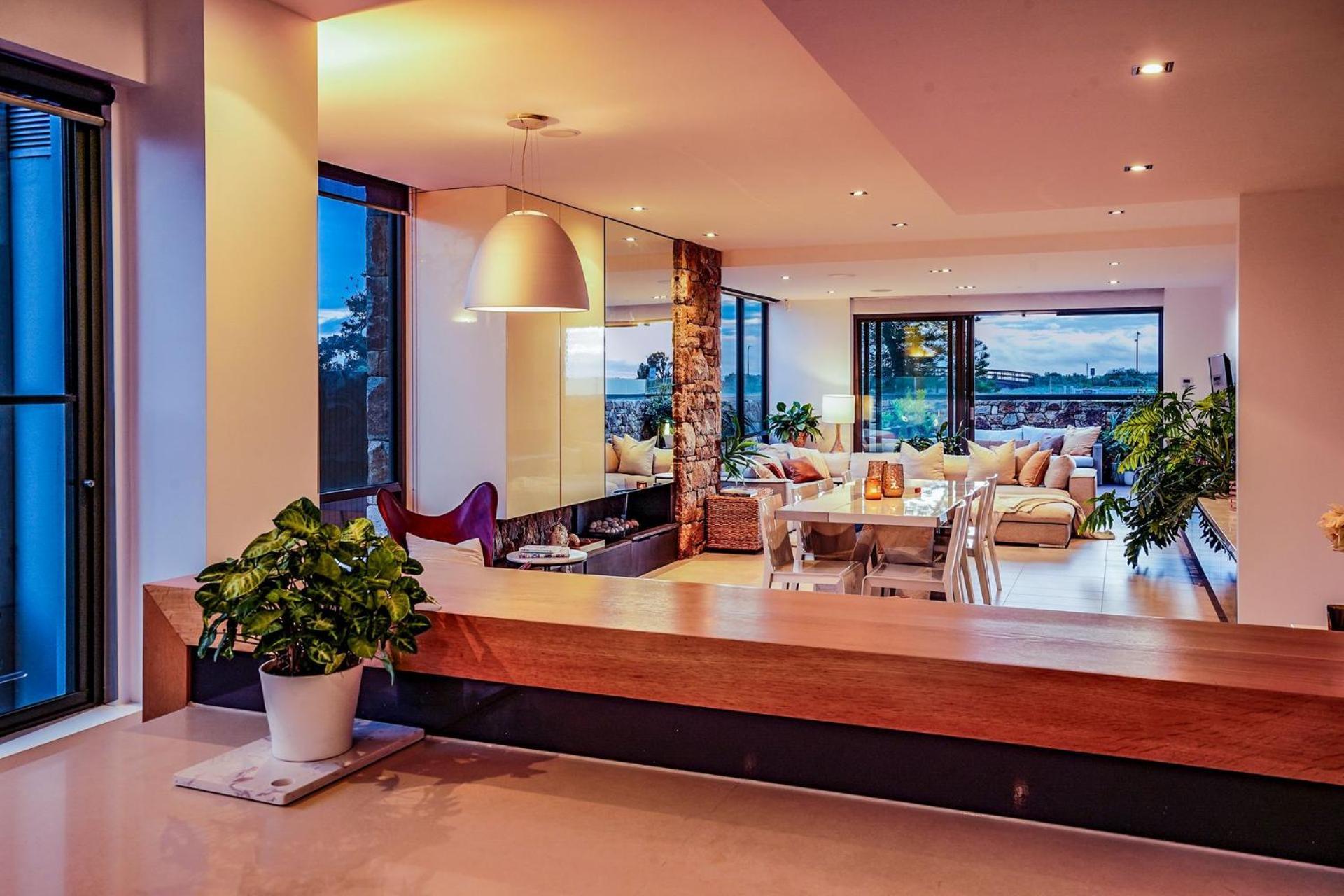 Sunset Boulevard Apartment *