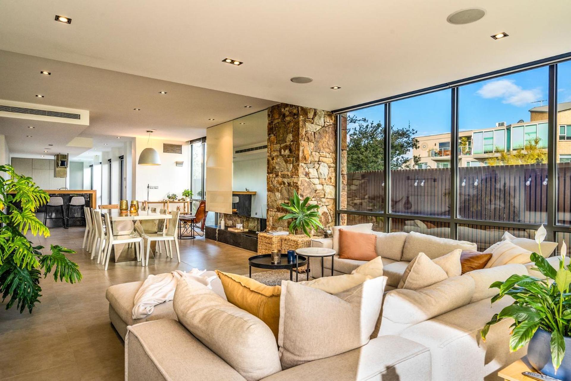 Sunset Boulevard Apartment *