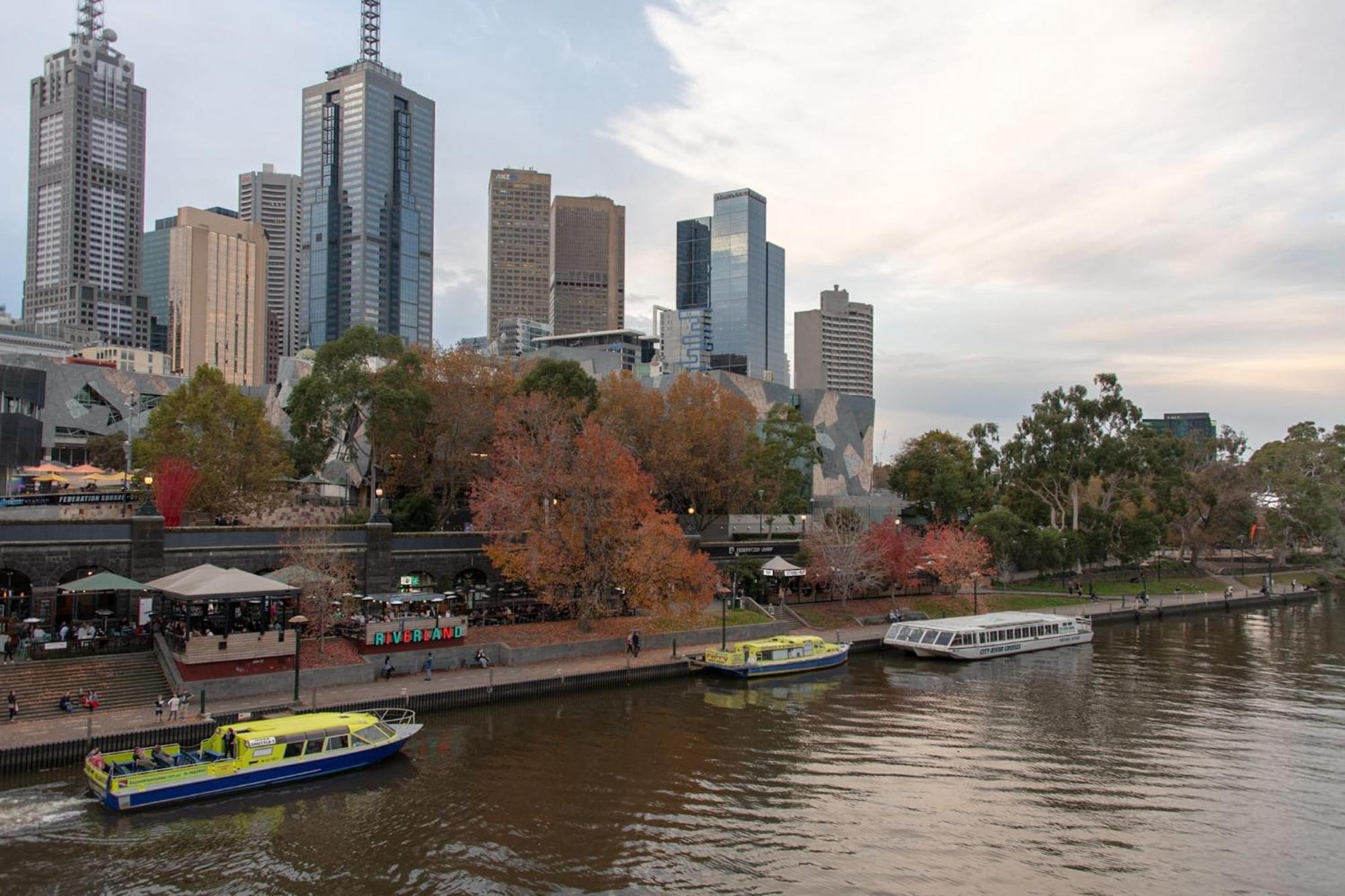 Spectacular 3-bedroom Penthouse With Private Lift On St Kilda Rd Apartamento *