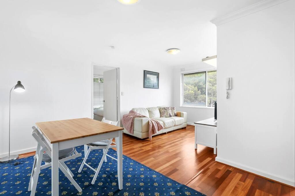 Opposite Rippon Lea Estate Apartment