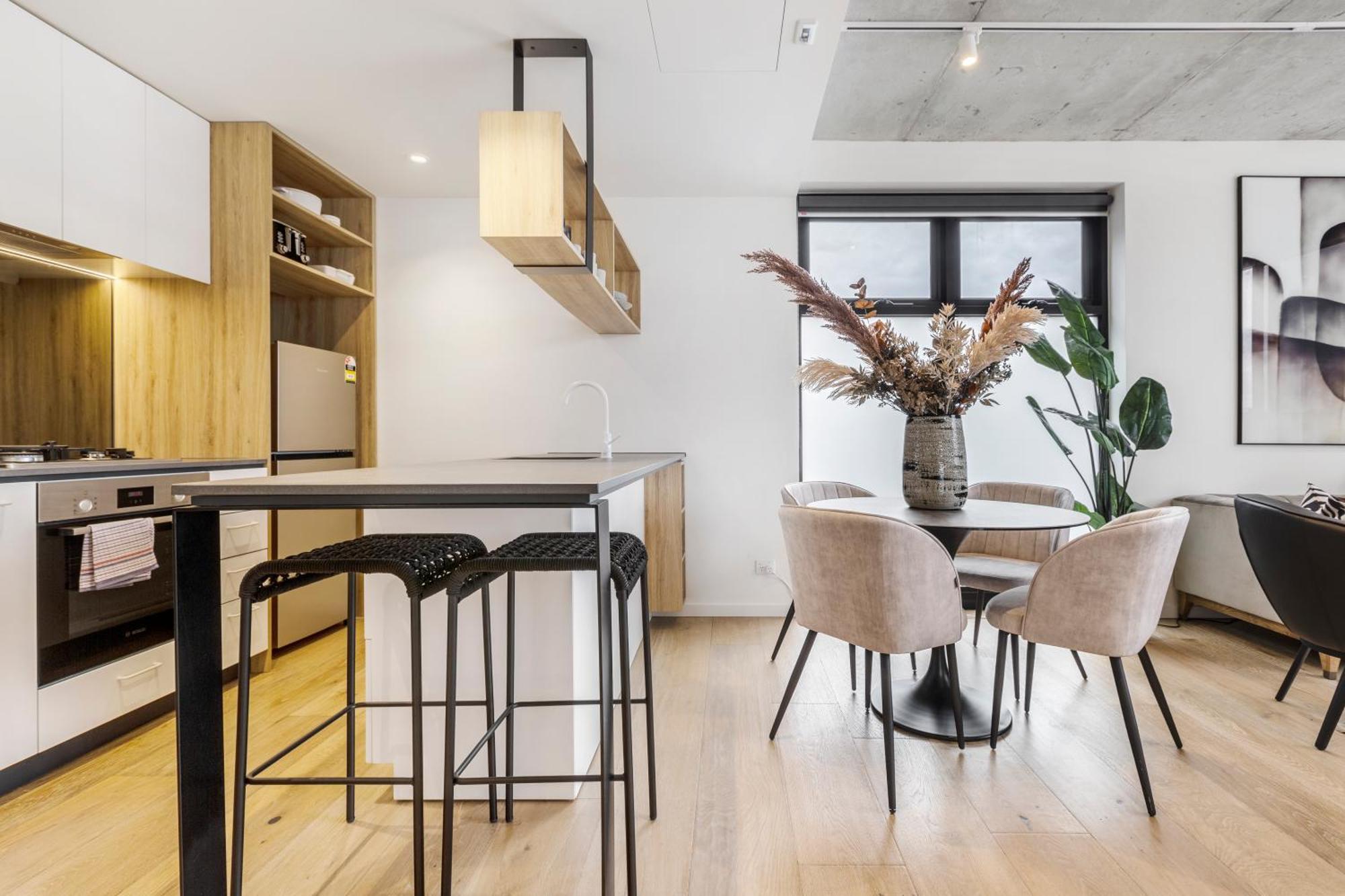 Suave In Trendy Prahransteps To Greville St Apartment