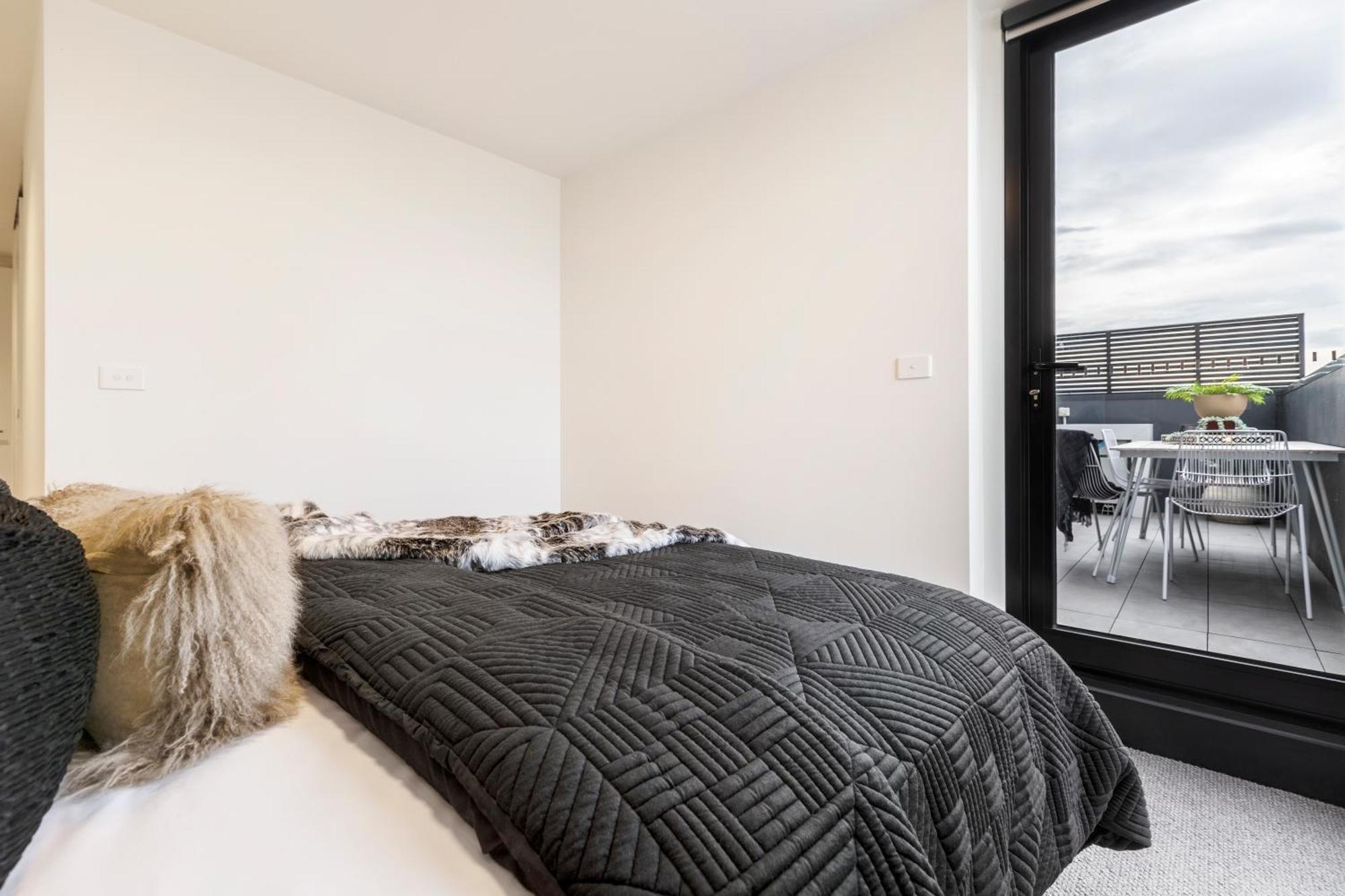 Apartment Suave In Trendy Prahransteps To Greville St
